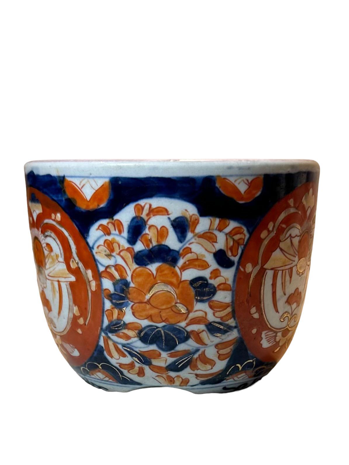 Fioriera Imari giapponese di alta qualità della fine del XIX secolo con splendidi accenti dorati. Ha un foro al centro per il drenaggio. Circa 1890.