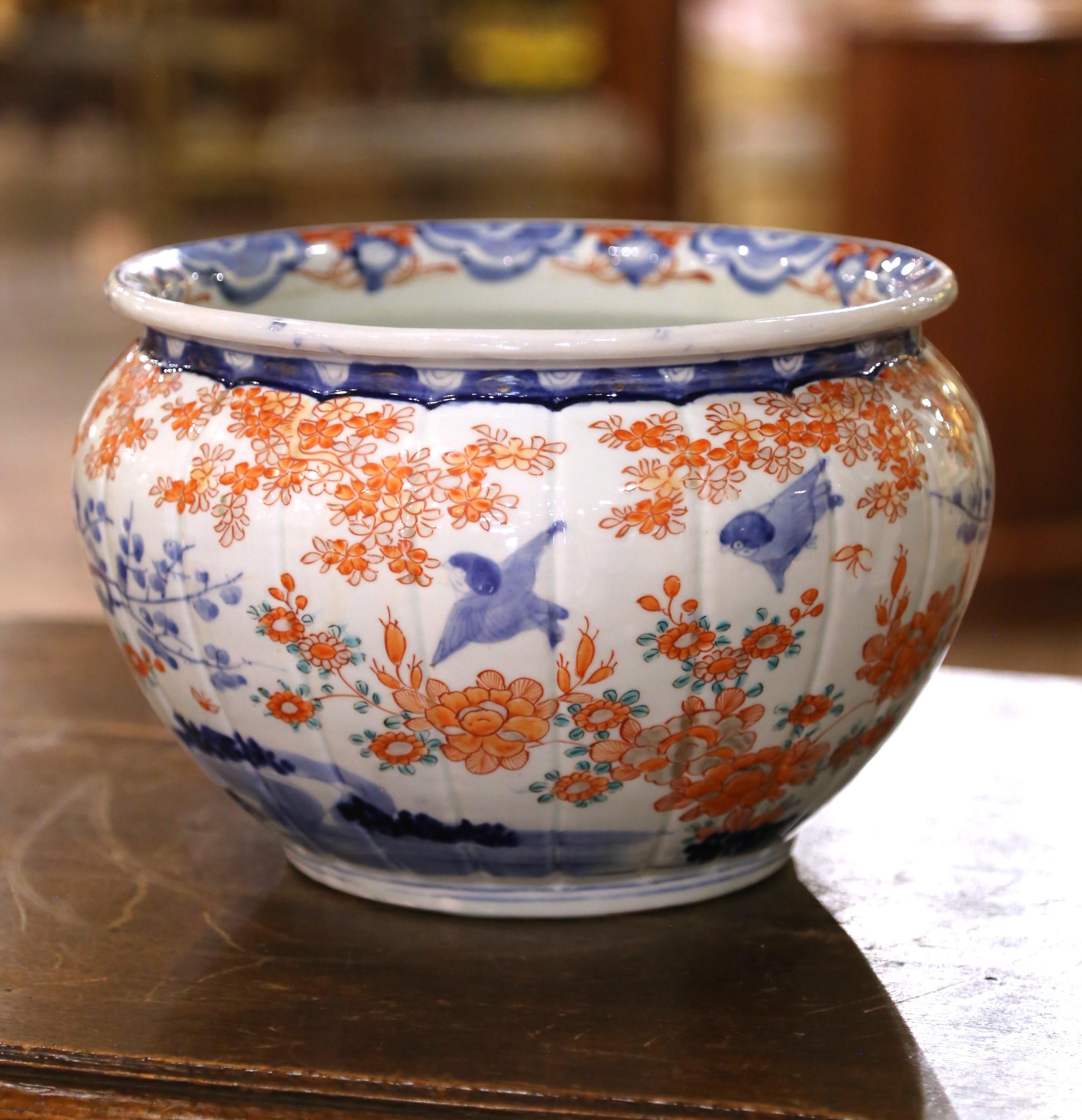 Cette étonnante jardinière à bulbe est un bel exemple de la céramique japonaise traditionnelle Imari, datant probablement de la fin du XIXe siècle (période Meiji, vers 1880-1910). Fabriqué en porcelaine, le récipient présente une forme lobée