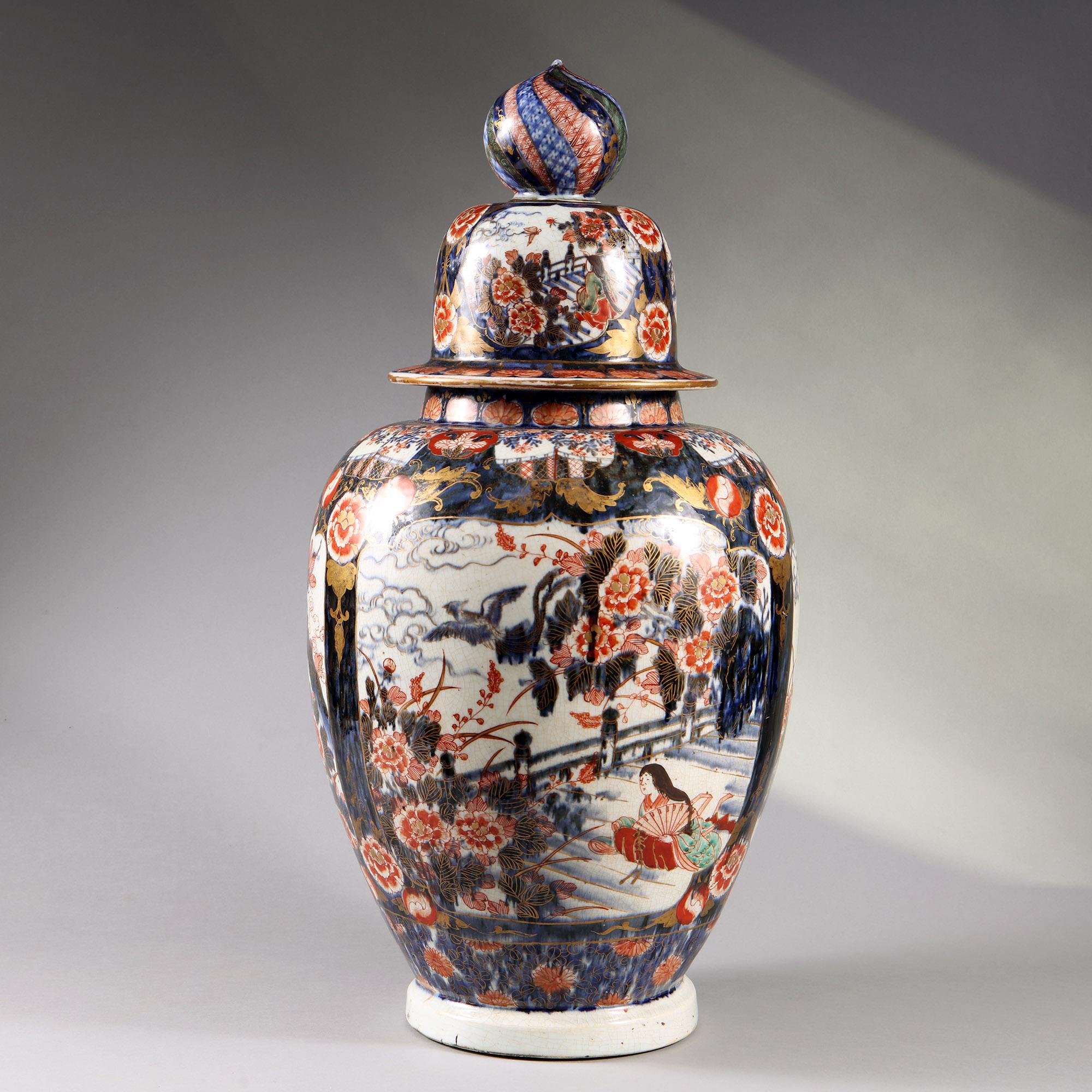Vase et couvercle Imari japonais inhabituels, probablement destinés au marché turc.  Très lourd. 

Hauteur 62cm 
Diamètre 31  