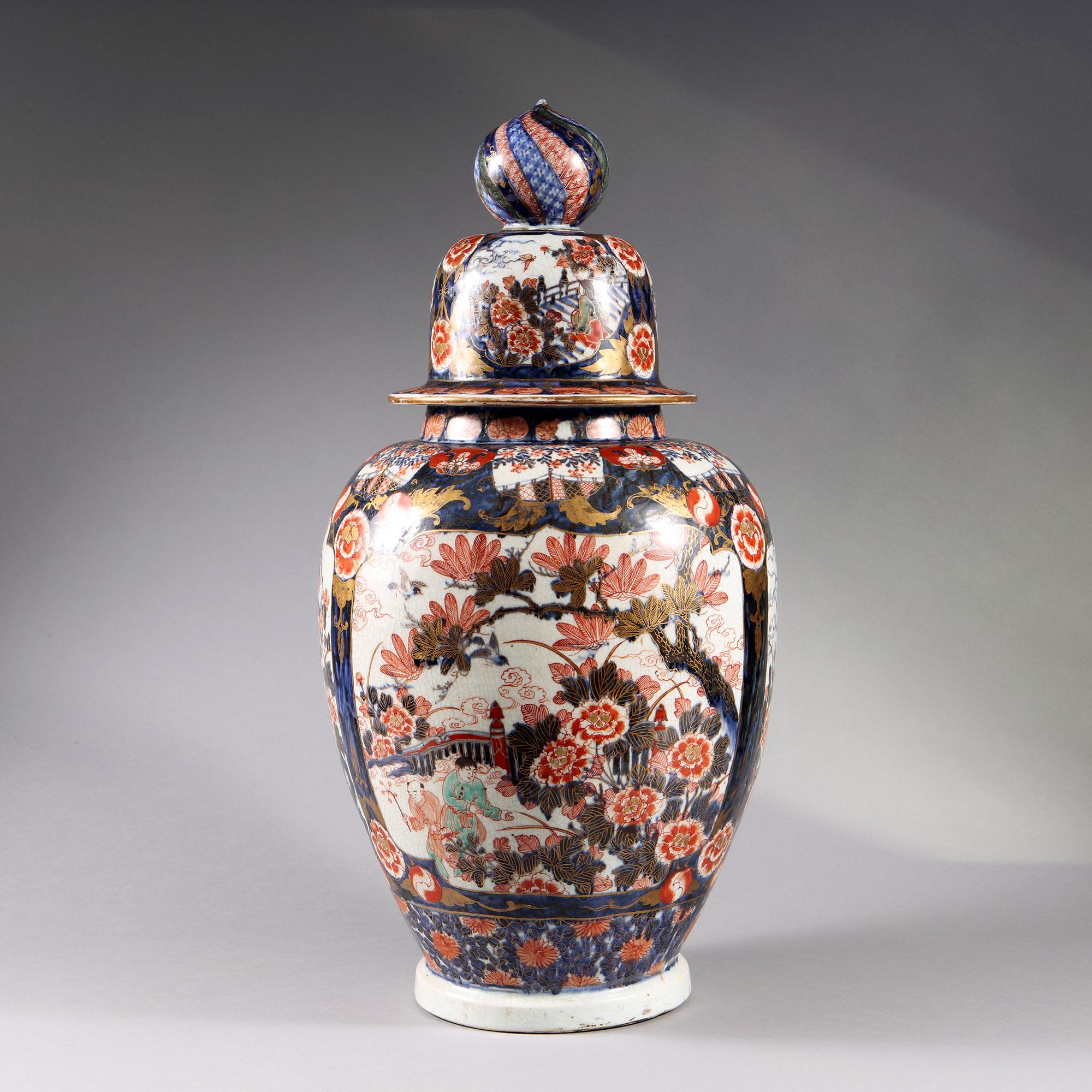 Porcelaine Vase et couvercle en porcelaine Imari japonaise du 19ème siècle  en vente