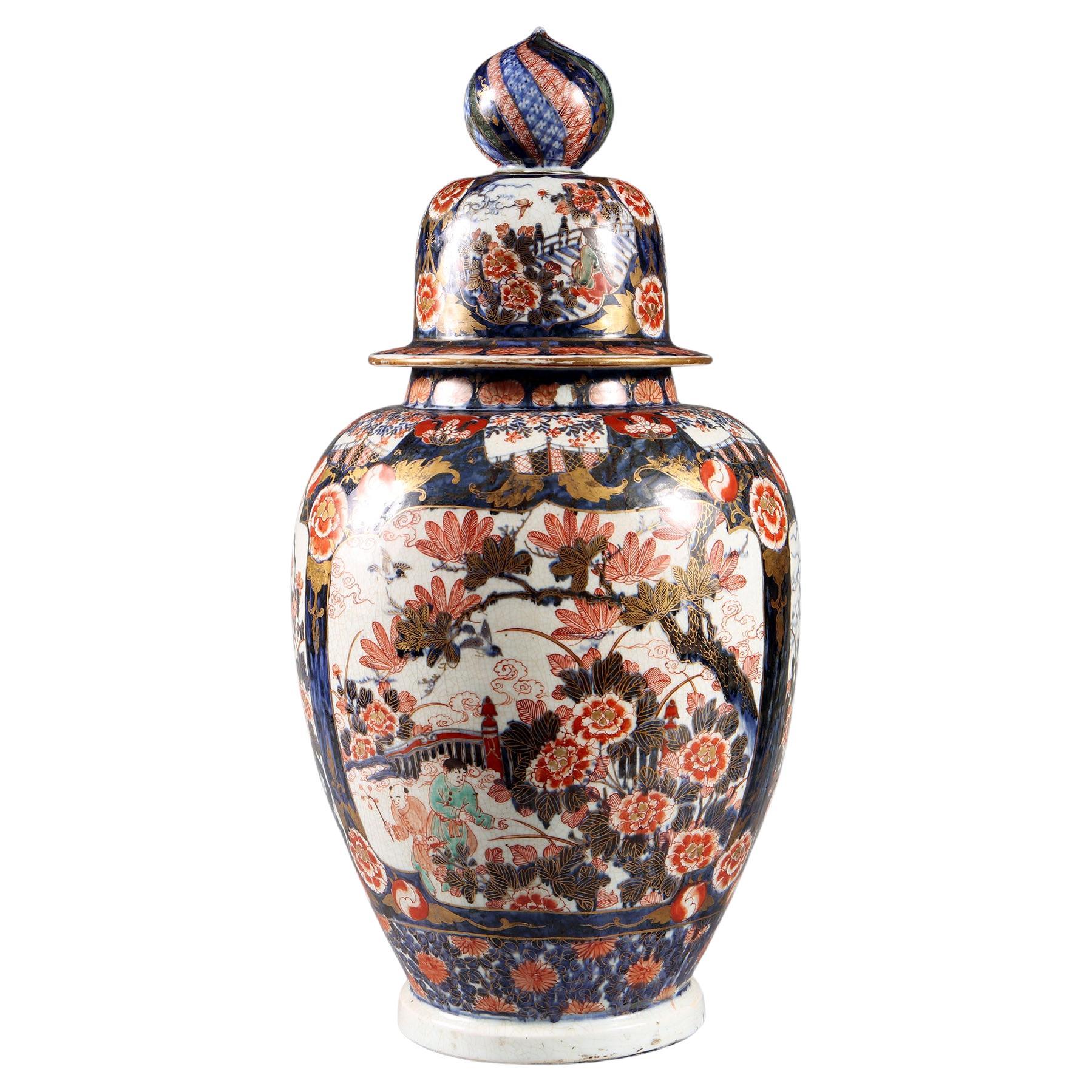 Vase et couvercle en porcelaine Imari japonaise du 19ème siècle  en vente