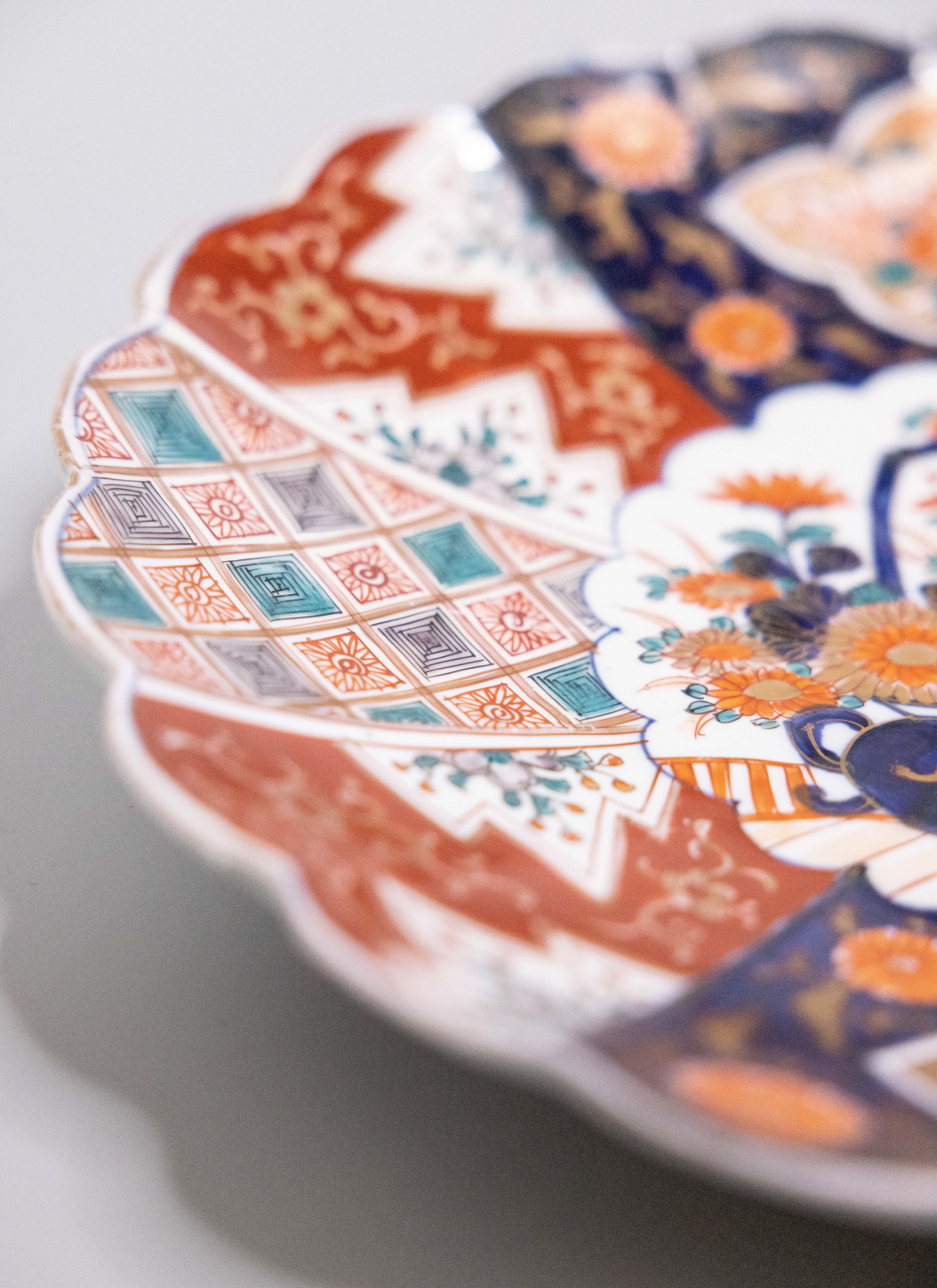 19th Century Japanese Imari Scalloped Charger Plate In Good Condition In Pearland, TX