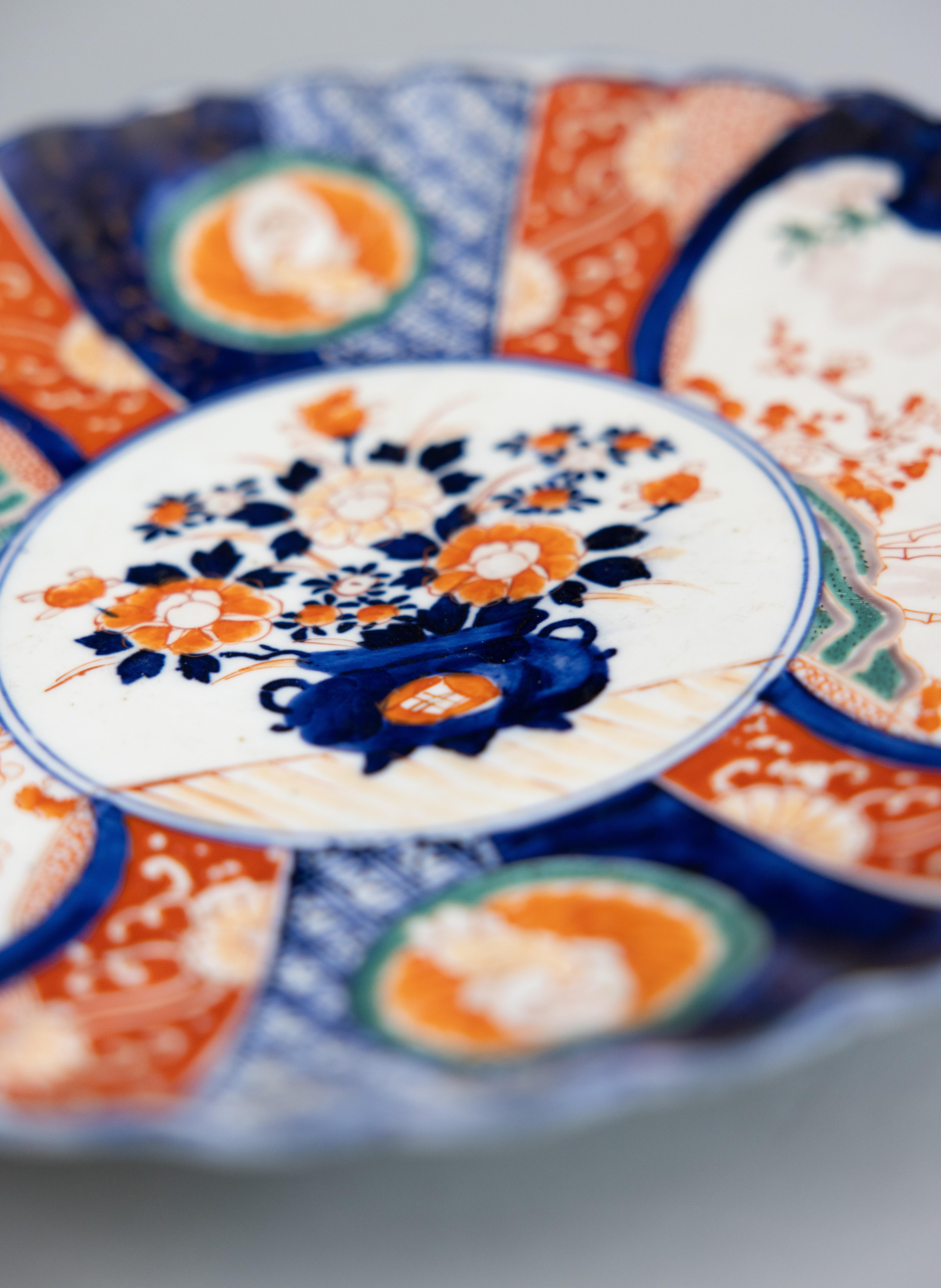 Japonais Assiette de charge japonaise festonnée Imari du 19e siècle en vente