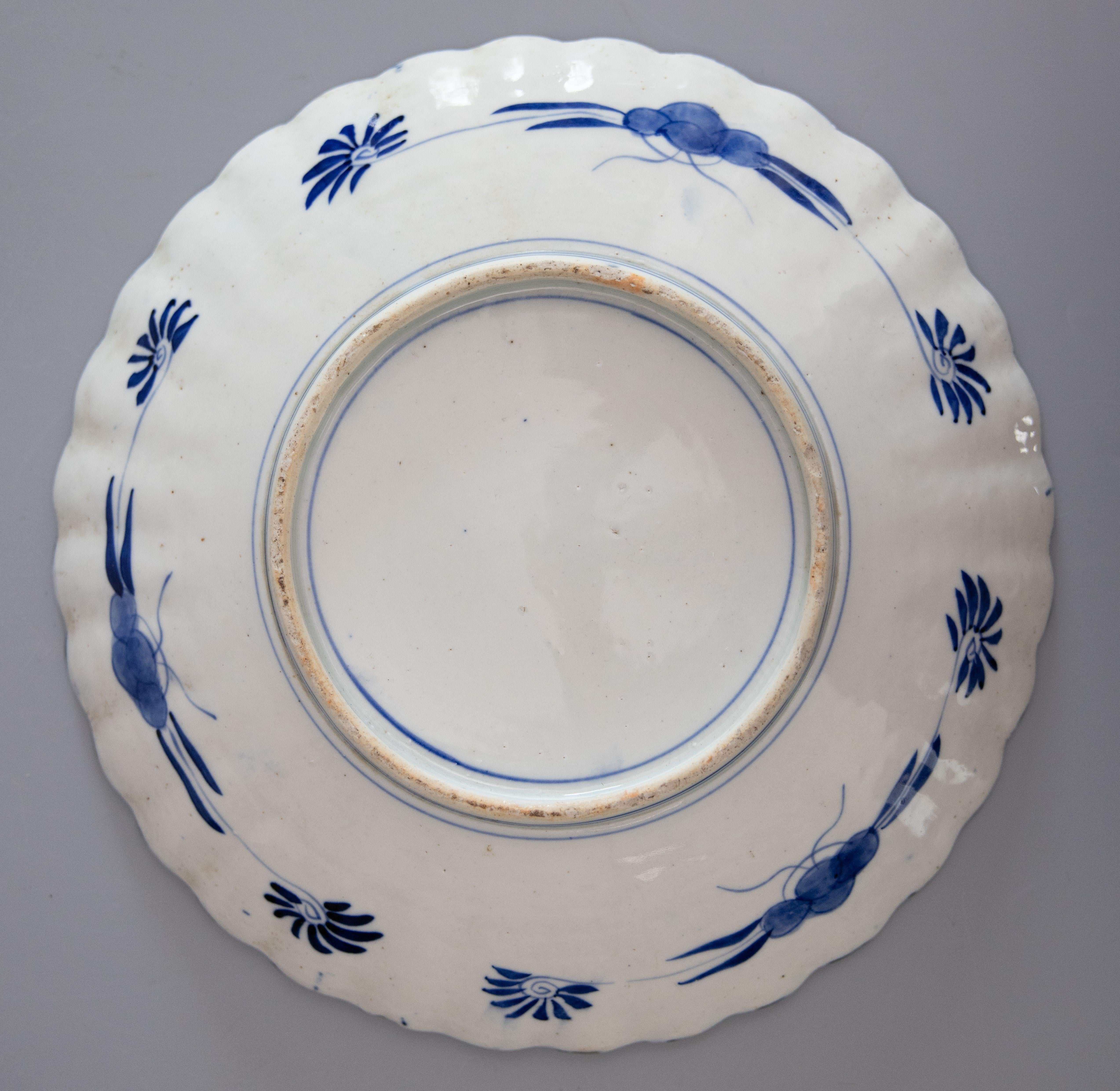19th Century Japanese Imari Scalloped Charger Plate In Good Condition For Sale In Pearland, TX