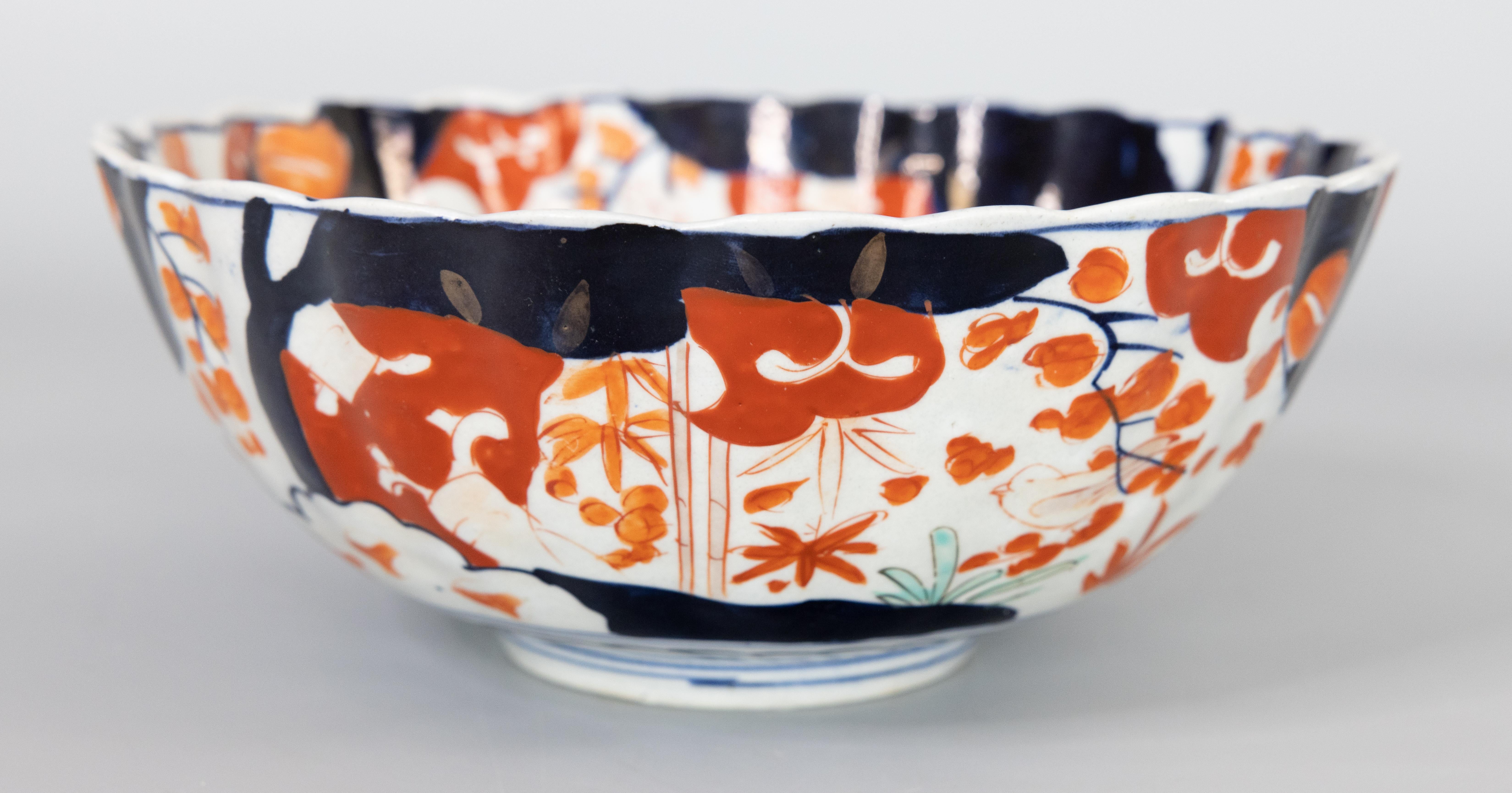 19th Century Japanese Imari Scalloped Punch Bowl Centerpiece In Good Condition In Pearland, TX