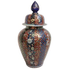 Vaso da tempio Imari giapponese del XIX secolo e coperchio