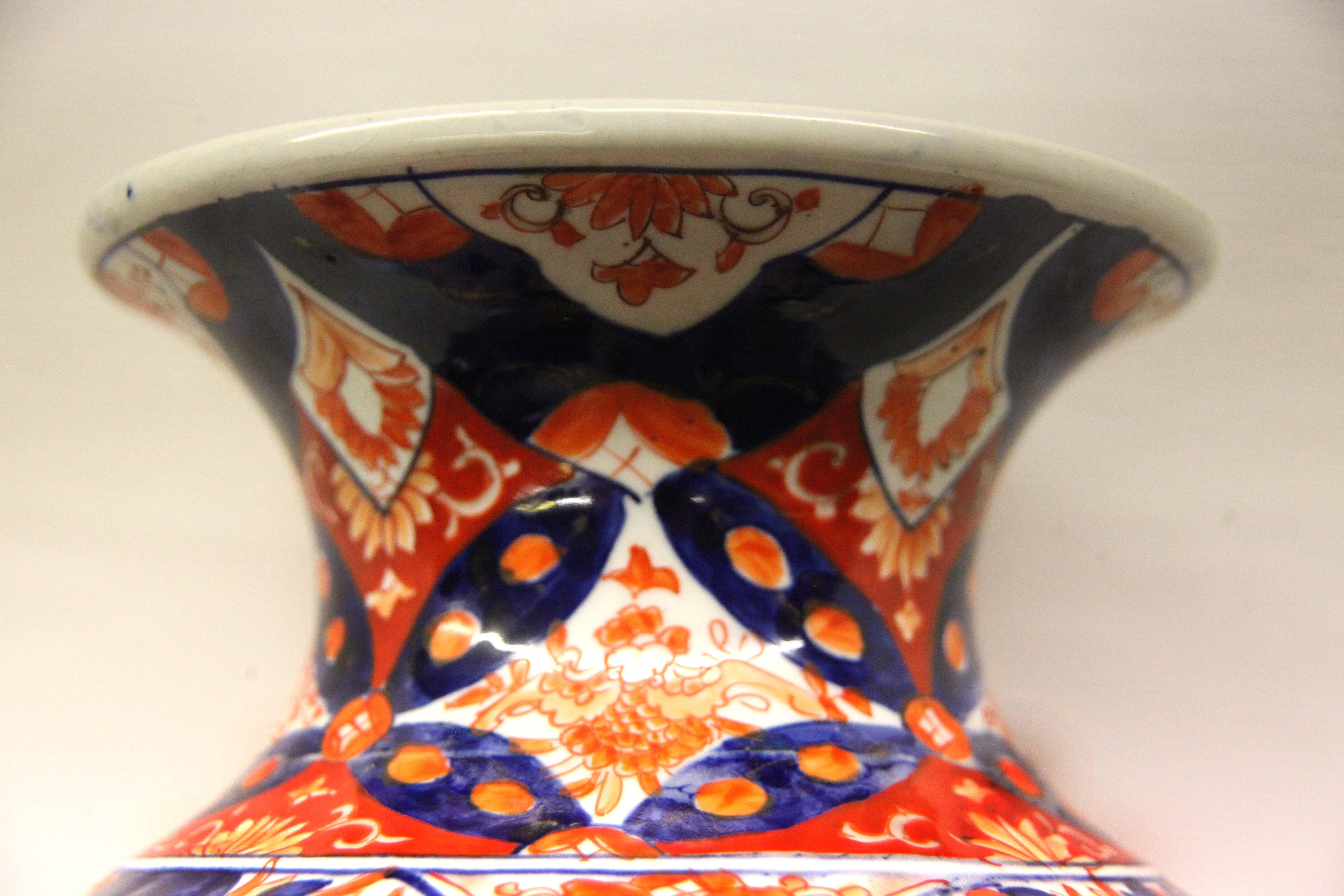 Vase japonais Imari du XIXe siècle, de forme balustre à col évasé, panneaux peints d'animaux et de fleurs.