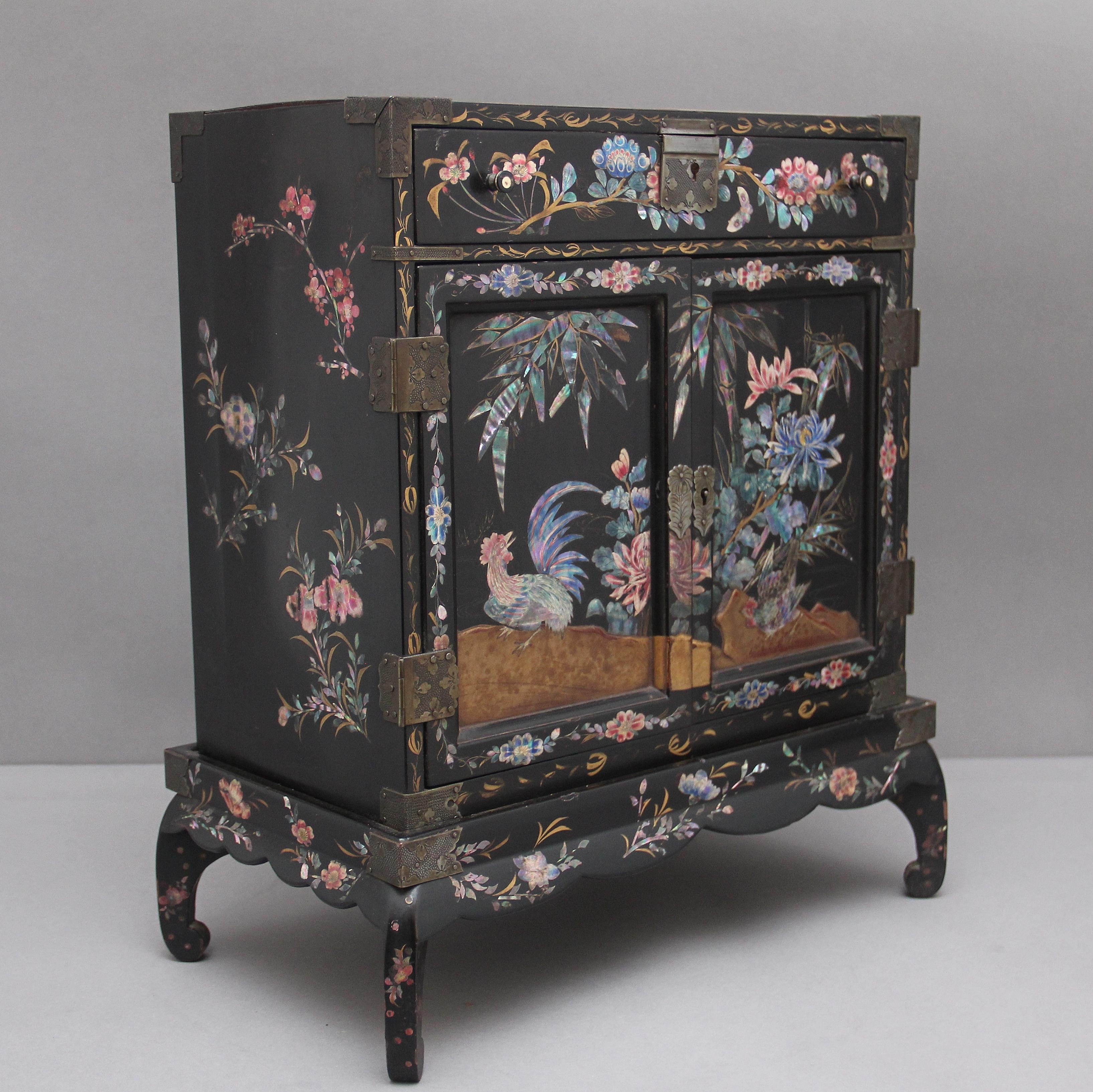 19th Century Japanese Inlaid Table Top Cabinet on Stand In Good Condition In Martlesham, GB