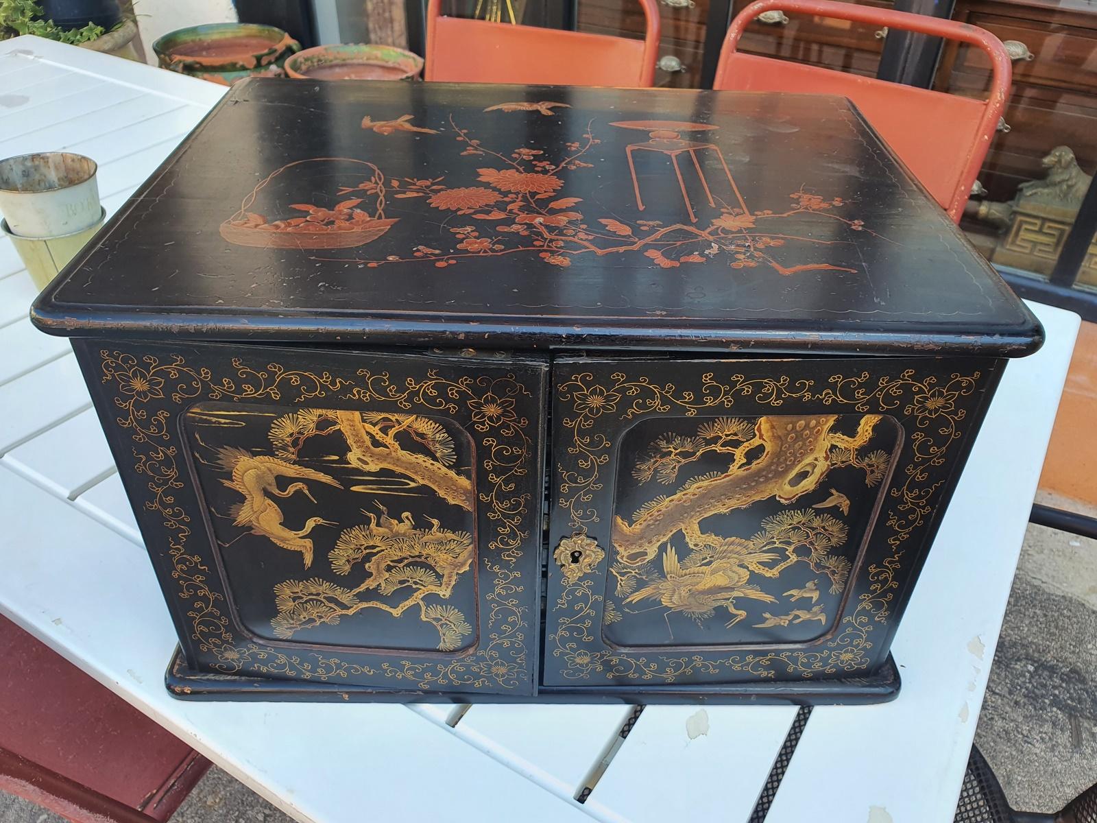 Japanese jewelry box in lacquer decor with birds (waders) decorated on all sides XIXth with handle on the sides including 4 drawers. Dimension height 31 cm for a size of 51 cm by 39 cm.

Additional information:
Material: Lacquer.
 