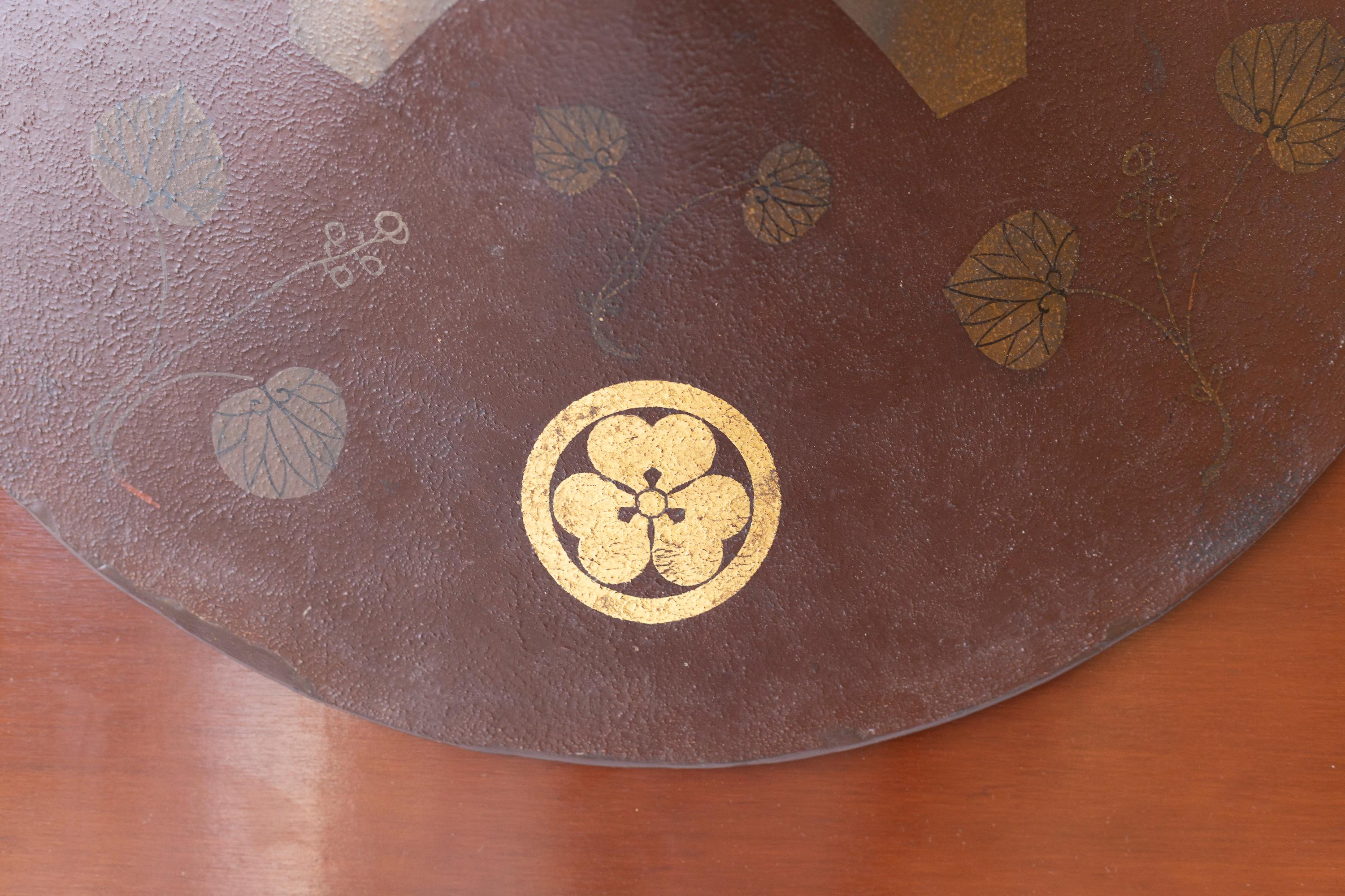 Japanischer Jingasa (Soldatenhut) des 19. Jahrhunderts auf einer Lacktafel (Vergoldet) im Angebot