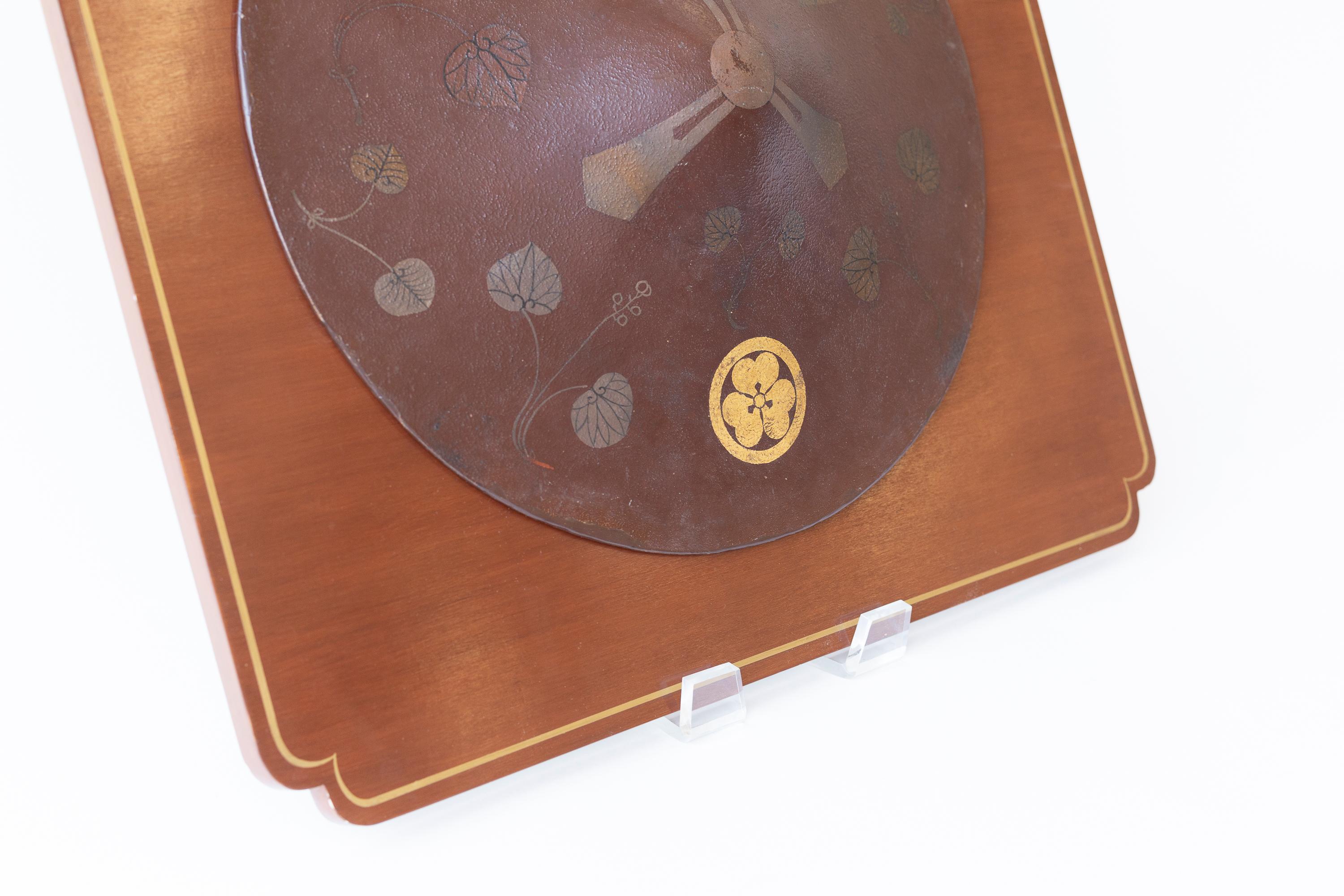 Japanischer Jingasa (Soldatenhut) des 19. Jahrhunderts auf einer Lacktafel im Zustand „Gut“ im Angebot in New York, NY