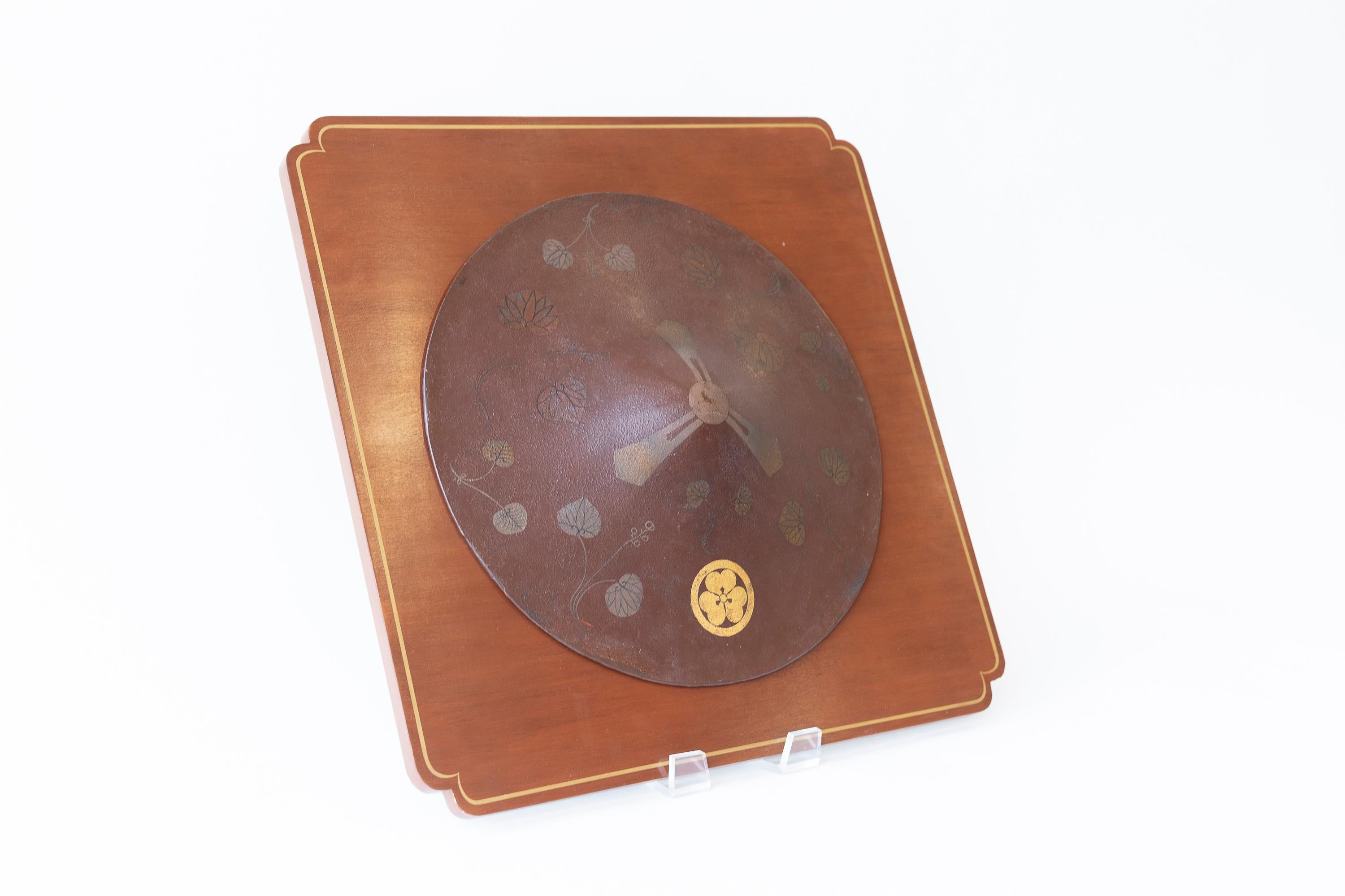 Japanischer Jingasa (Soldatenhut) des 19. Jahrhunderts auf einer Lacktafel (Holz) im Angebot