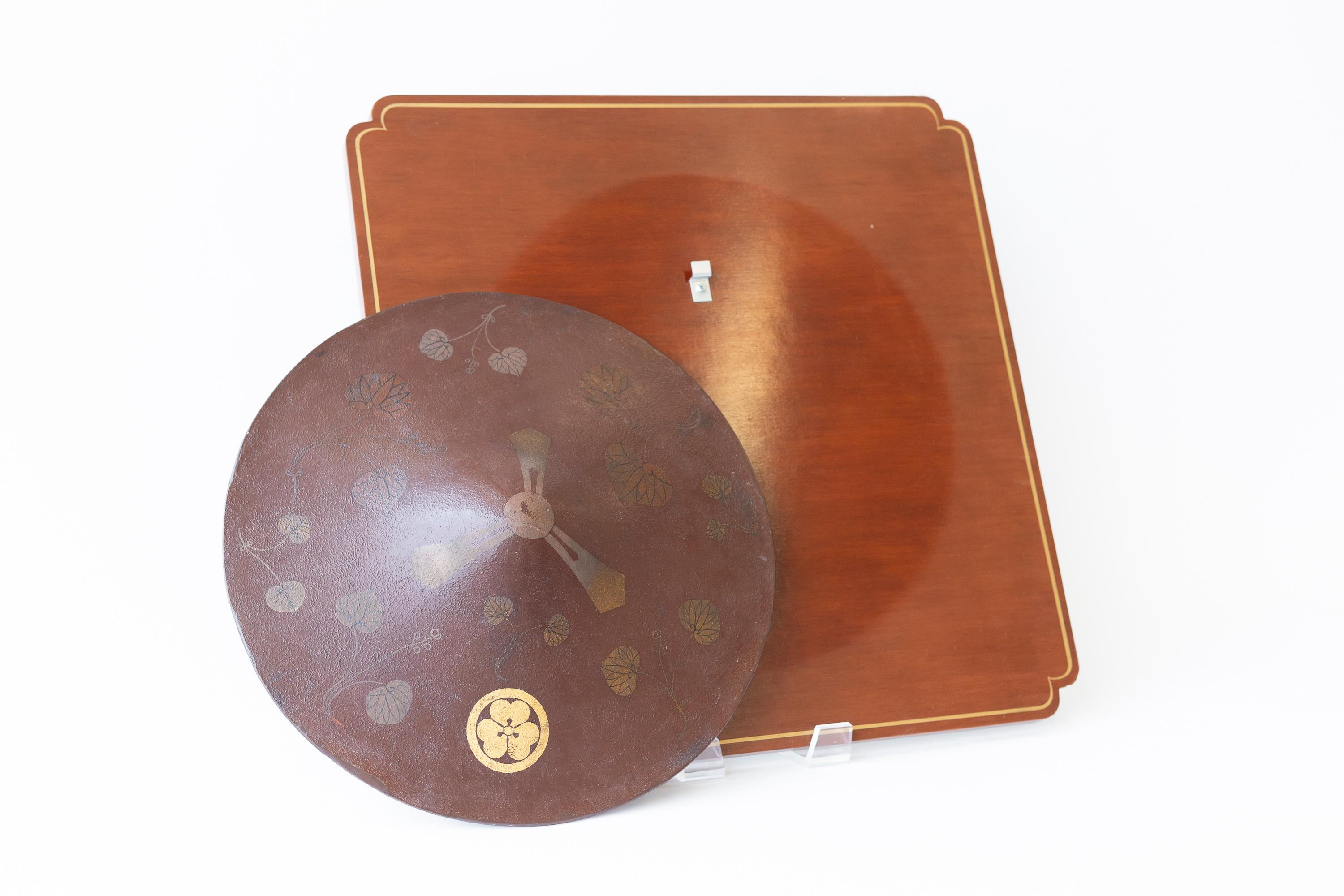 Japanischer Jingasa (Soldatenhut) des 19. Jahrhunderts auf einer Lacktafel im Angebot 1