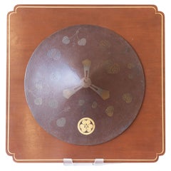 Jingasa (cappello da battaglia di un soldato) giapponese del XIX secolo su pannello da esposizione in lacca