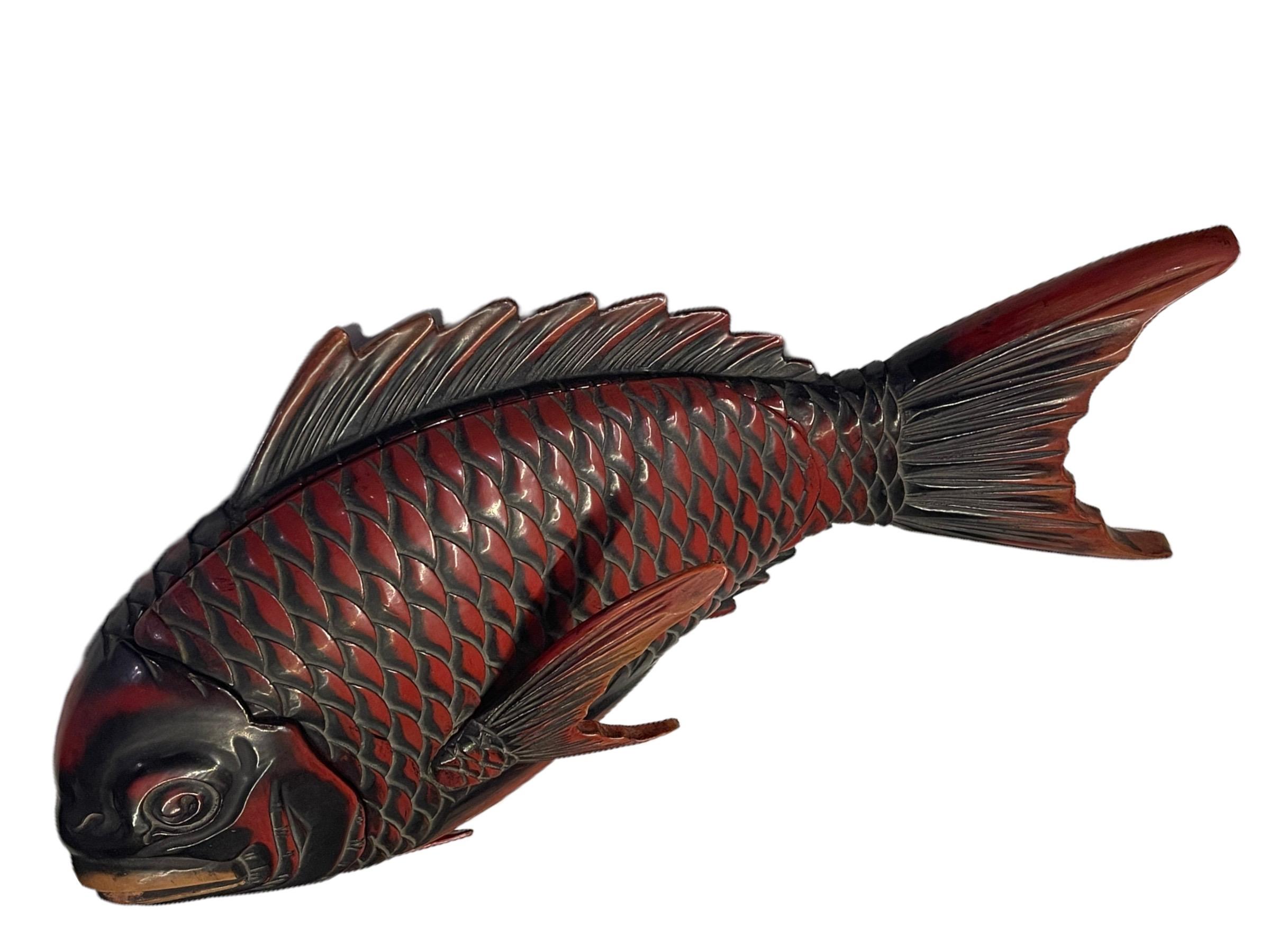 Boîte en laque japonaise du 19ème siècle en forme de poisson en vente 3