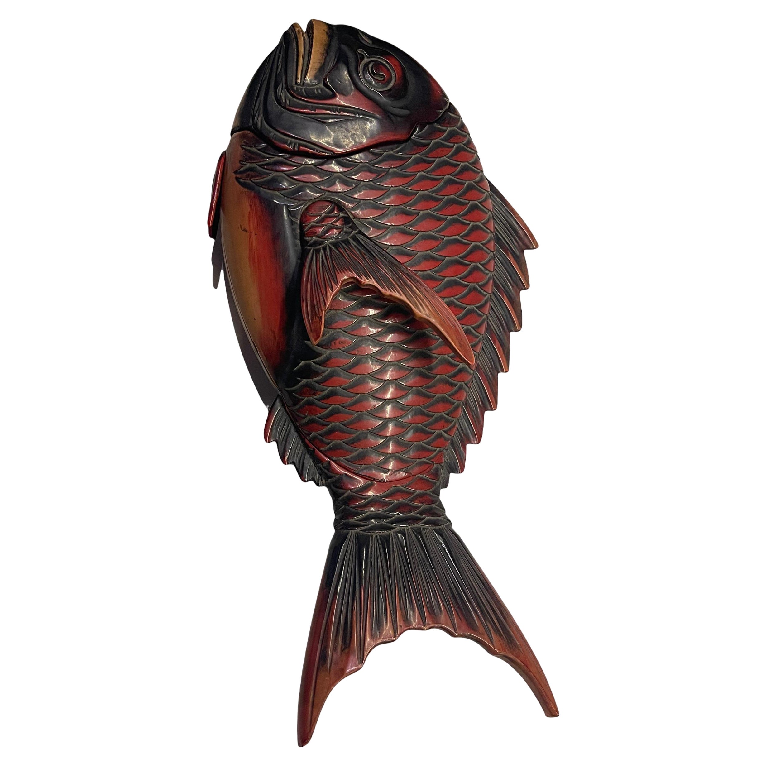 Japonais Boîte en laque japonaise du 19ème siècle en forme de poisson en vente