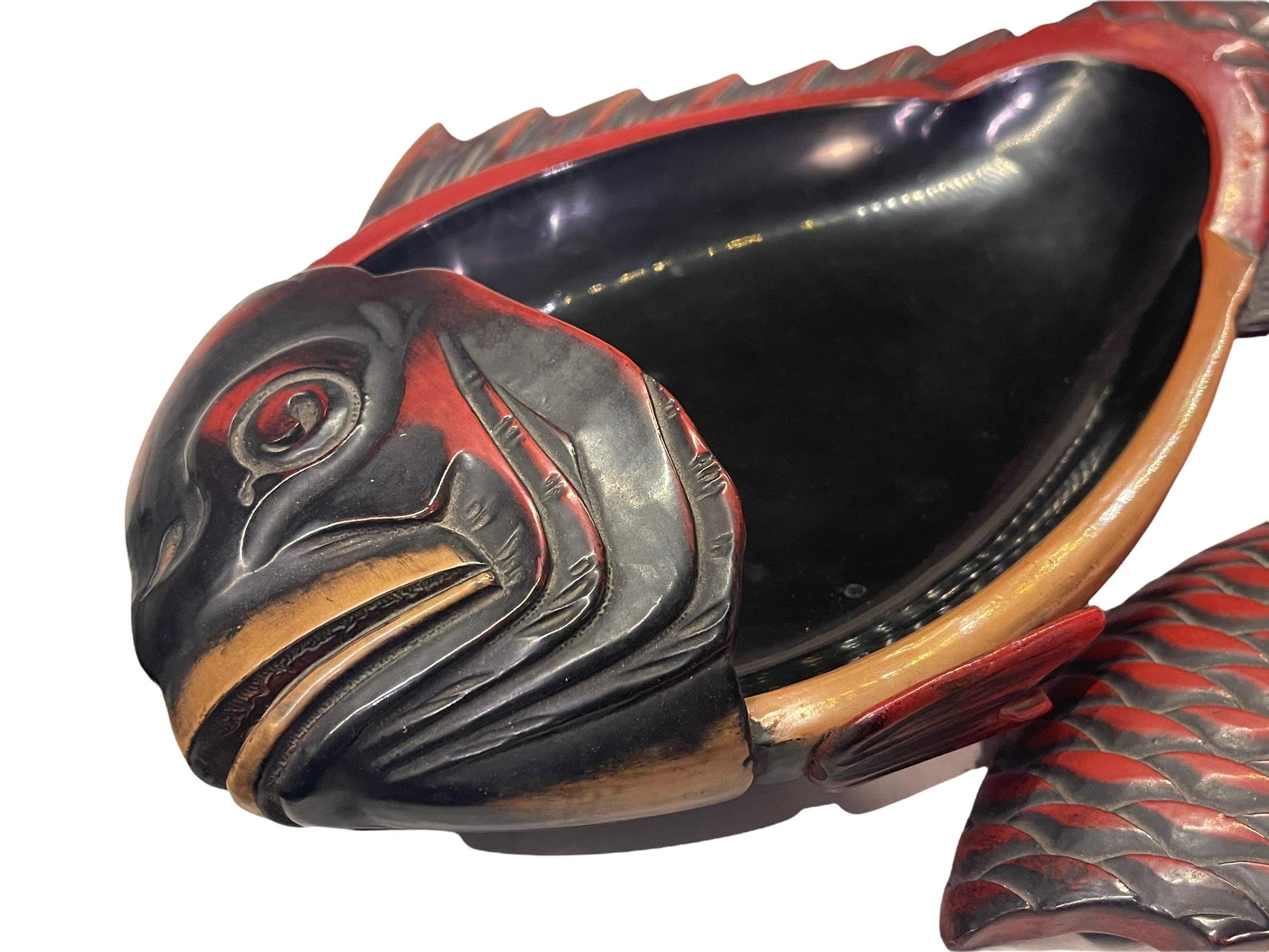 XIXe siècle Boîte en laque japonaise du 19ème siècle en forme de poisson en vente