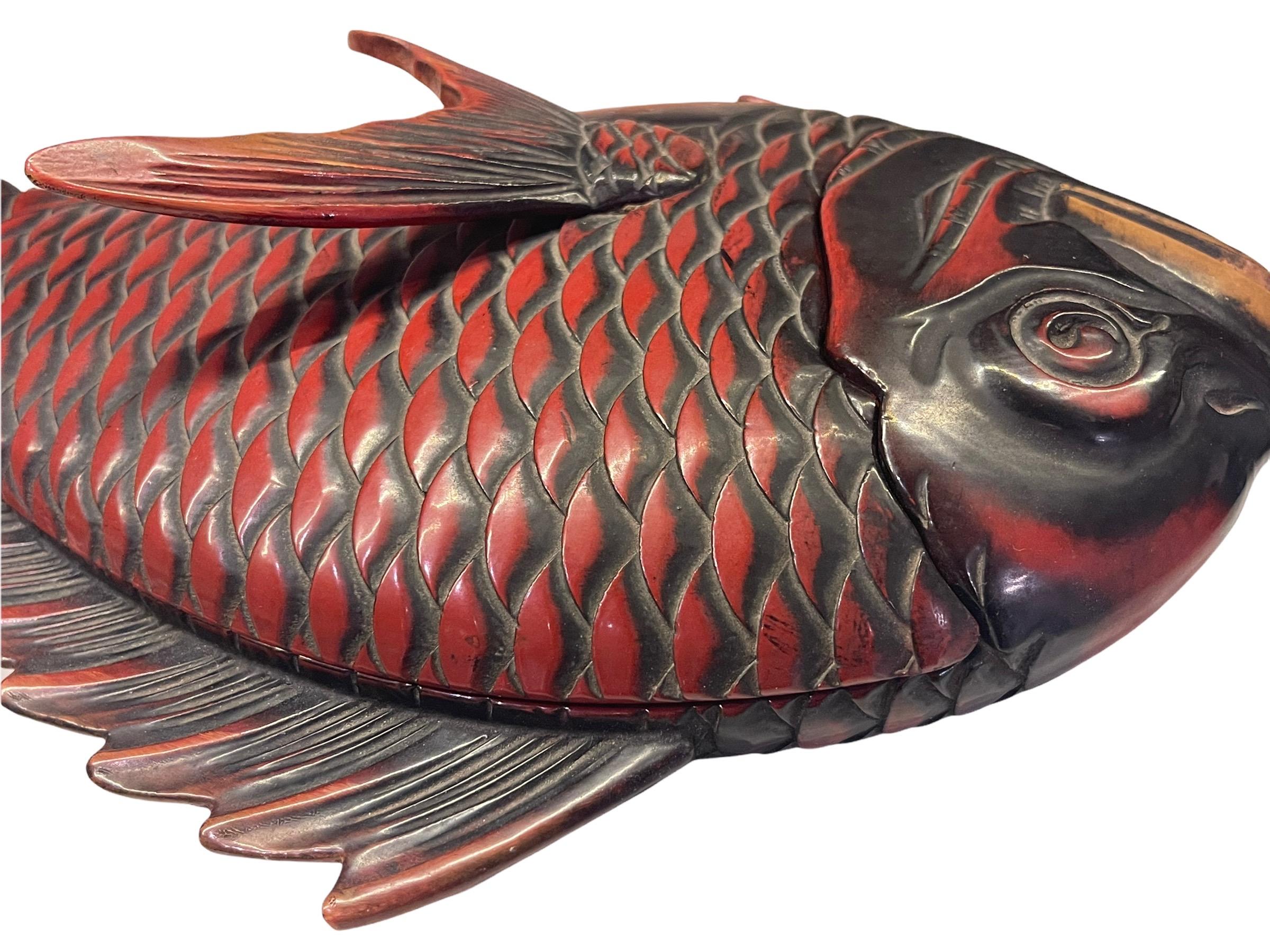 Boîte en laque japonaise du 19ème siècle en forme de poisson en vente 1