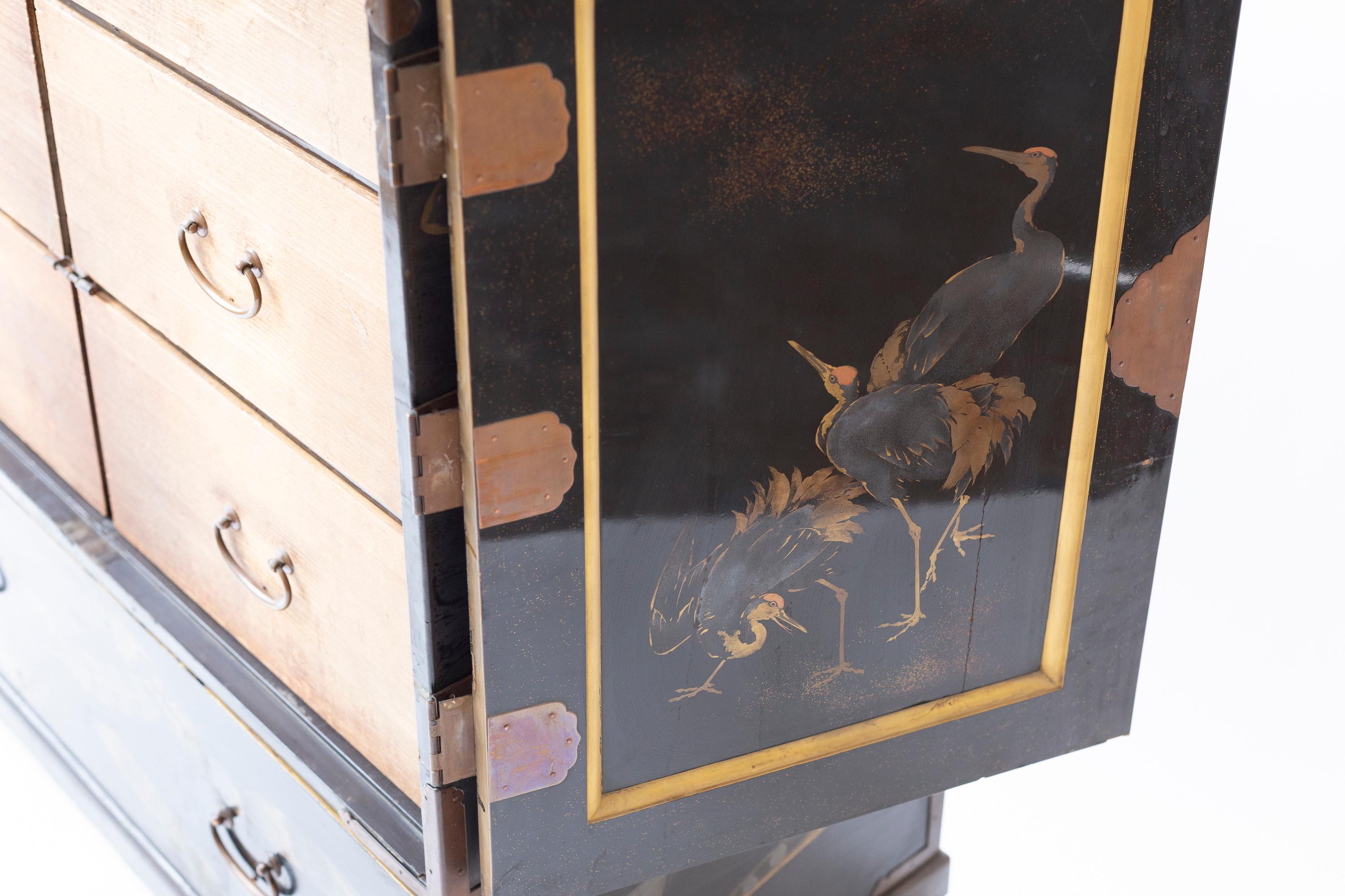 19th century Japanese Lacquer Tansu with Hawk Feather Design For Sale 1