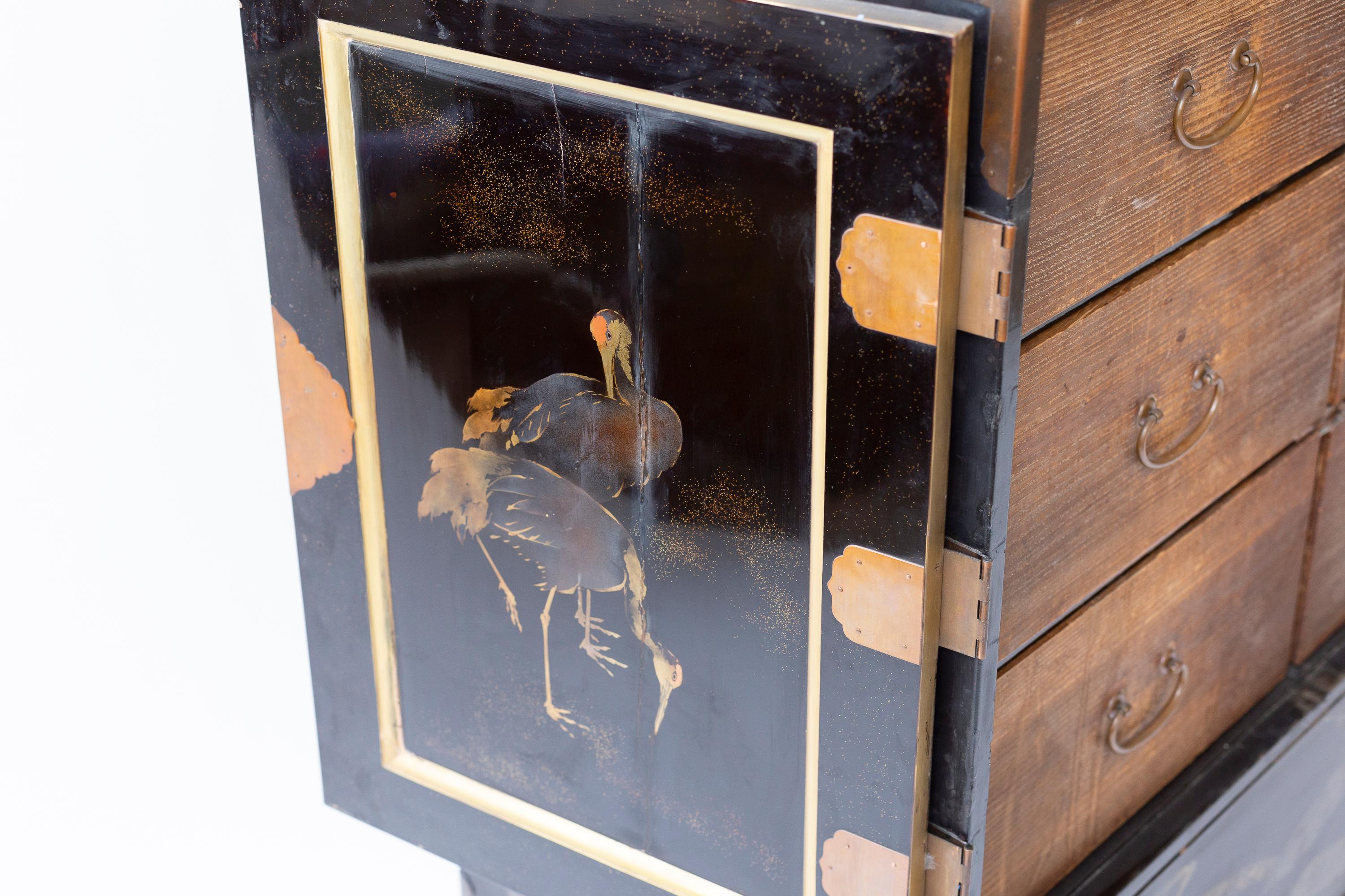 19th century Japanese Lacquer Tansu with Hawk Feather Design For Sale 2