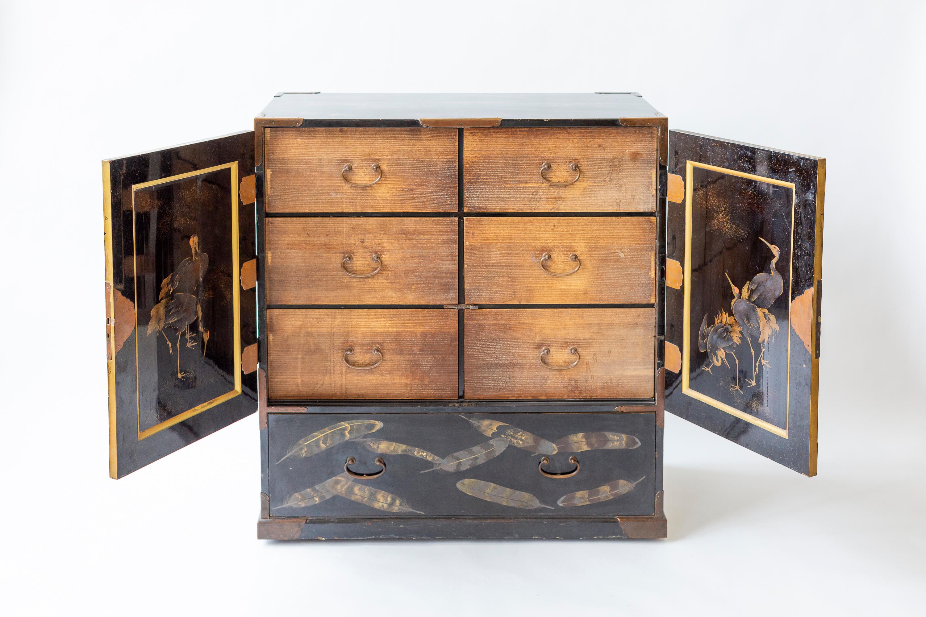 19th century Japanese Lacquer Tansu with Hawk Feather Design For Sale 3