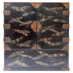 Tansu en laque japonaise du 19e siècle avec design en plumes de faucon