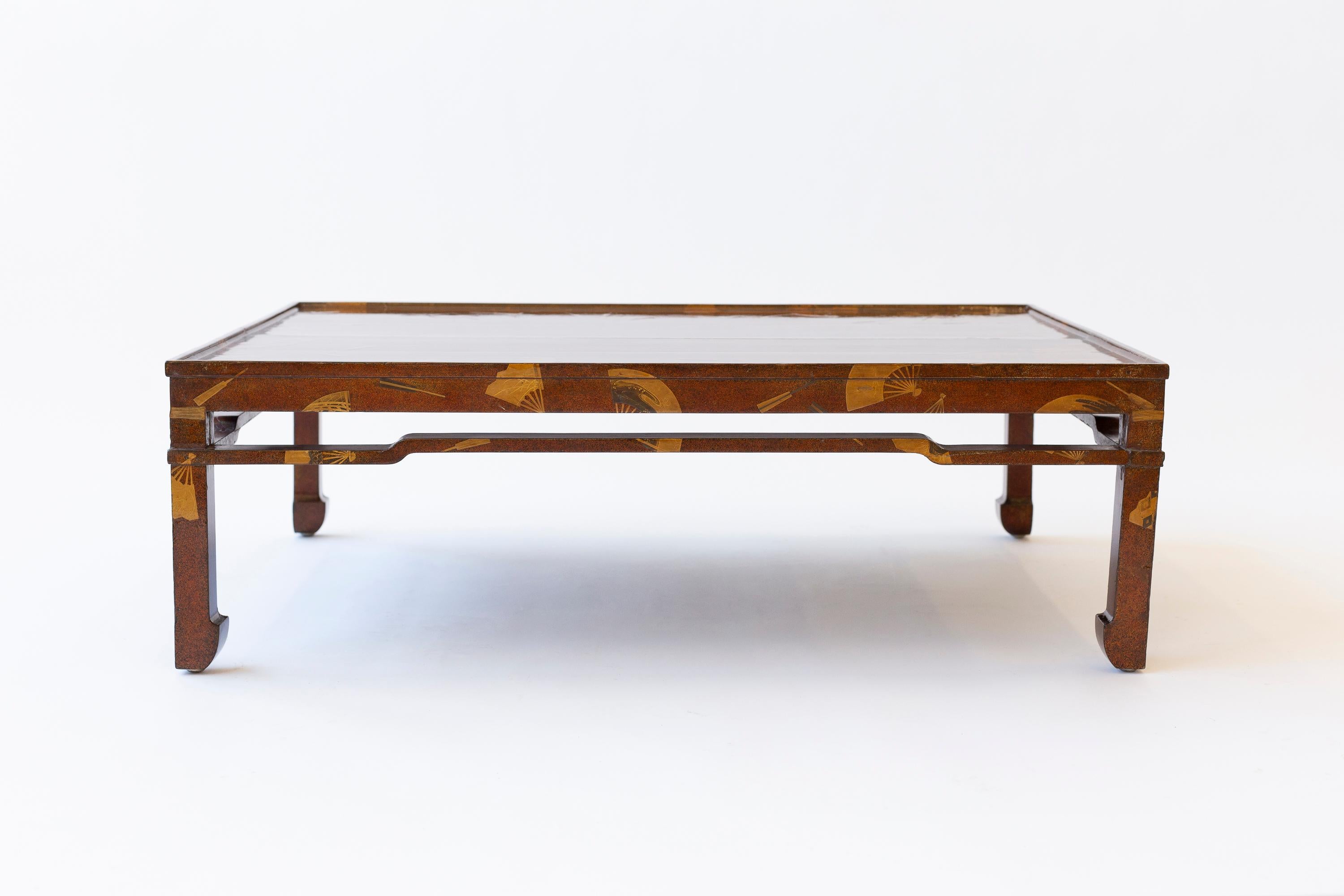 Cette table basse japonaise ancienne présente un motif d'éventail dispersé et est un type de zataku (table basse), historiquement utilisé pour les repas, les cérémonies du thé et d'autres activités assises. 

La laque est un art traditionnel