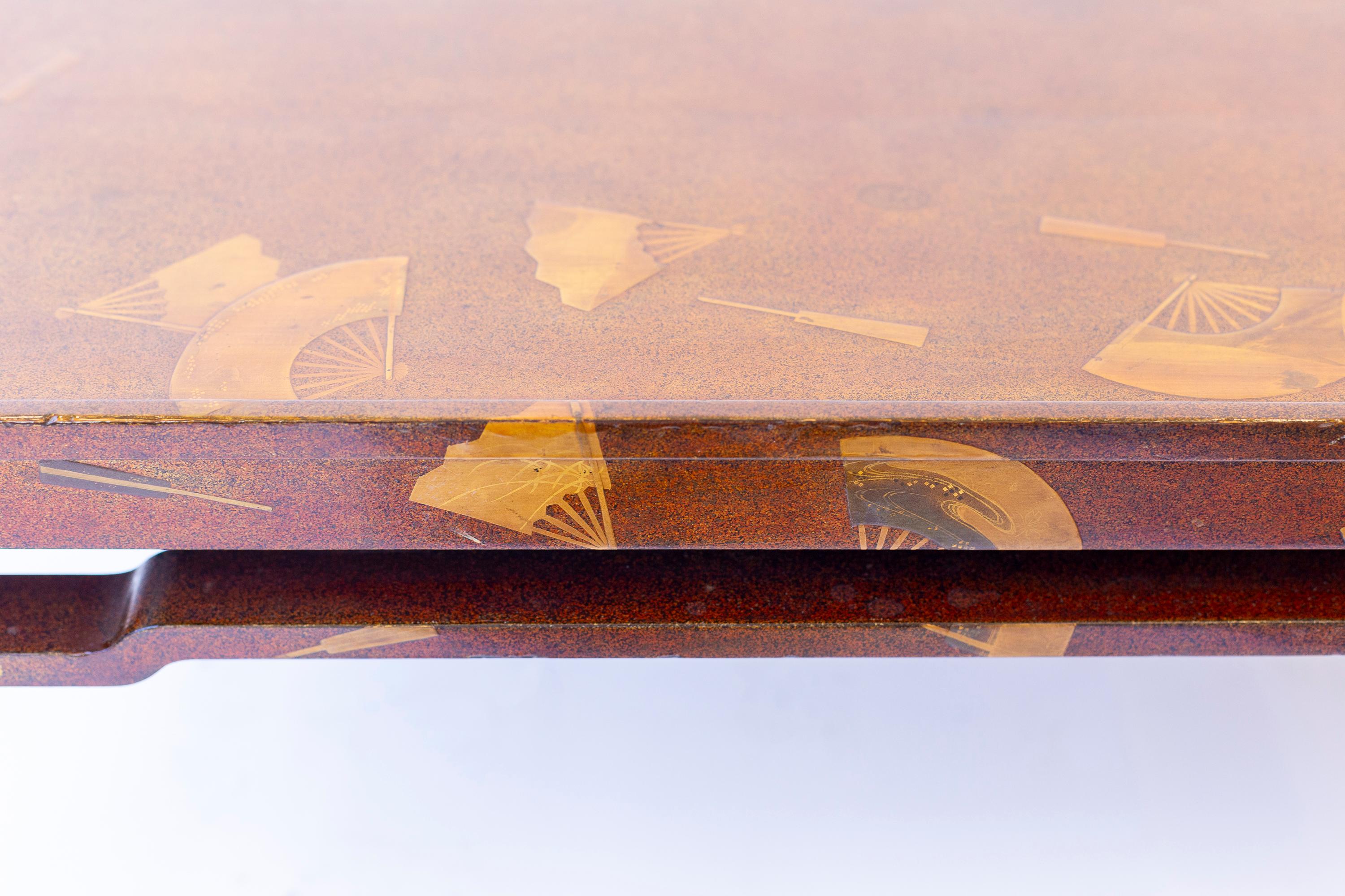 Japonais Zataku (table basse) en laque japonaise du XIXe siècle avec motif d'éventail dispersé en vente