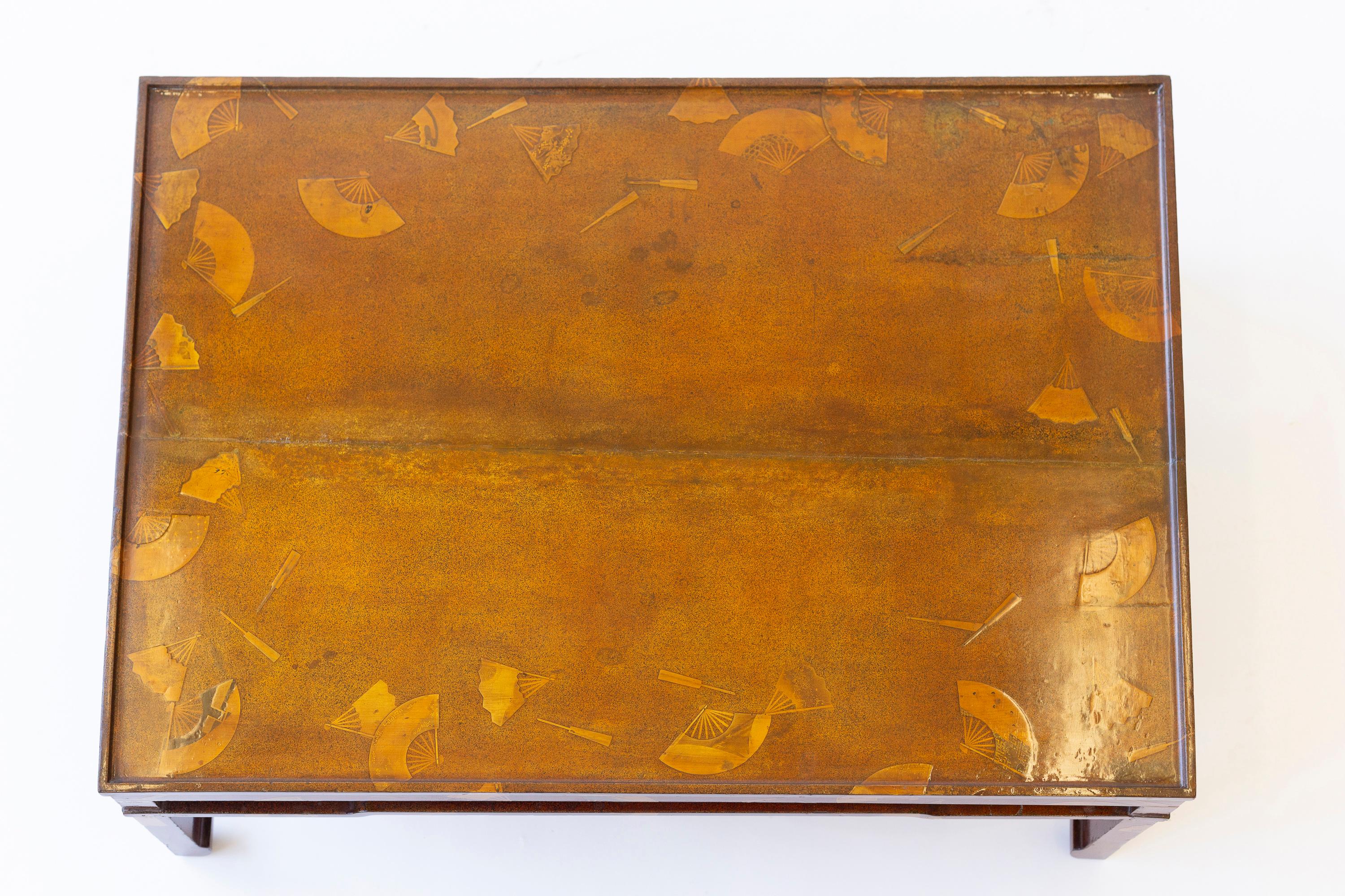 Zataku (table basse) en laque japonaise du XIXe siècle avec motif d'éventail dispersé Bon état - En vente à New York, NY