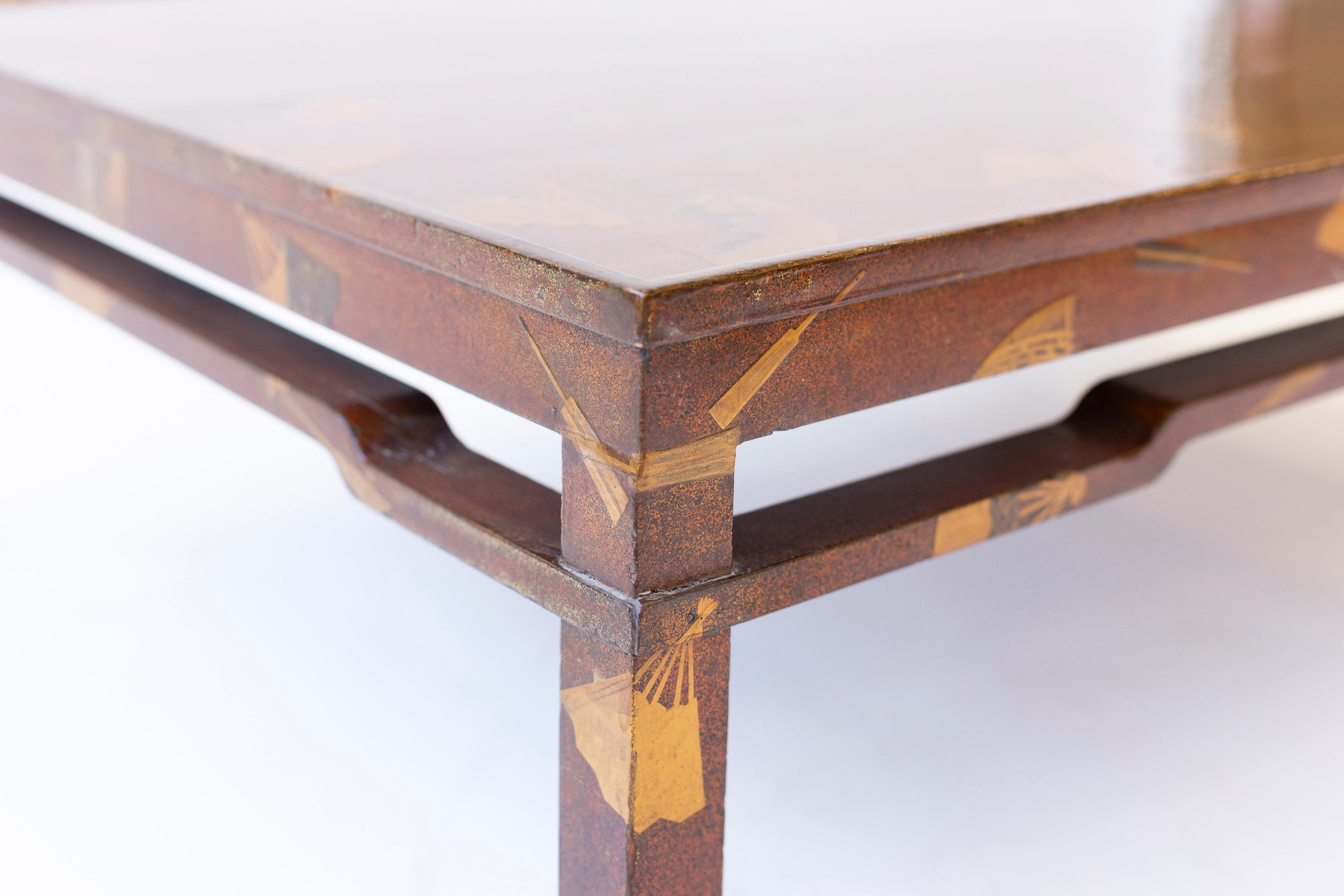 Zataku (table basse) en laque japonaise du XIXe siècle avec motif d'éventail dispersé en vente 1