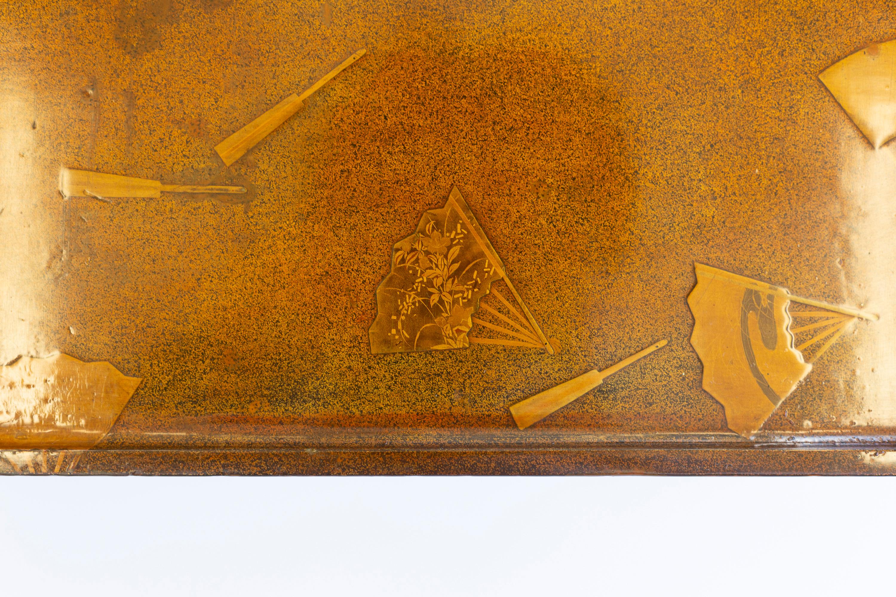 Zataku (table basse) en laque japonaise du XIXe siècle avec motif d'éventail dispersé en vente 2