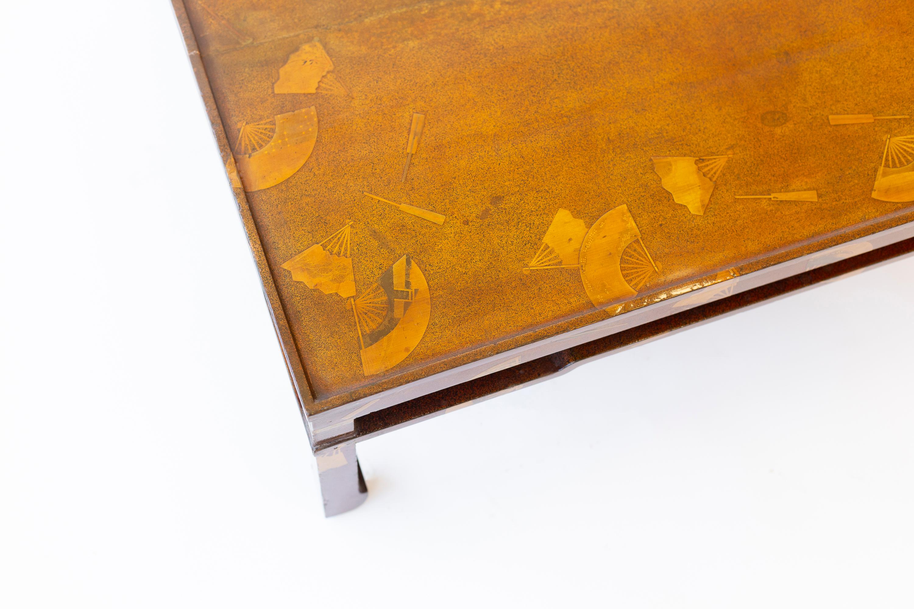 Zataku (table basse) en laque japonaise du XIXe siècle avec motif d'éventail dispersé en vente 3