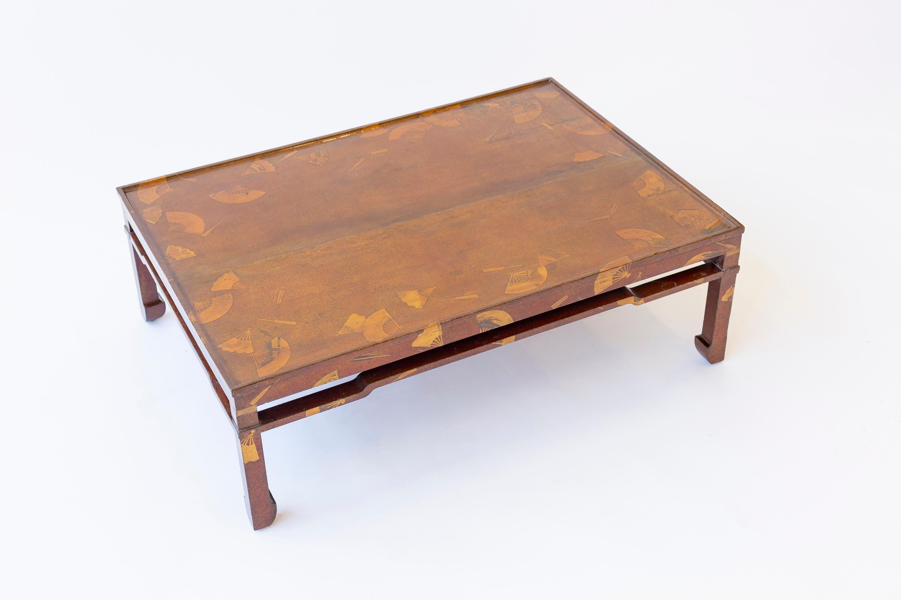 Zataku (table basse) en laque japonaise du XIXe siècle avec motif d'éventail dispersé en vente 4