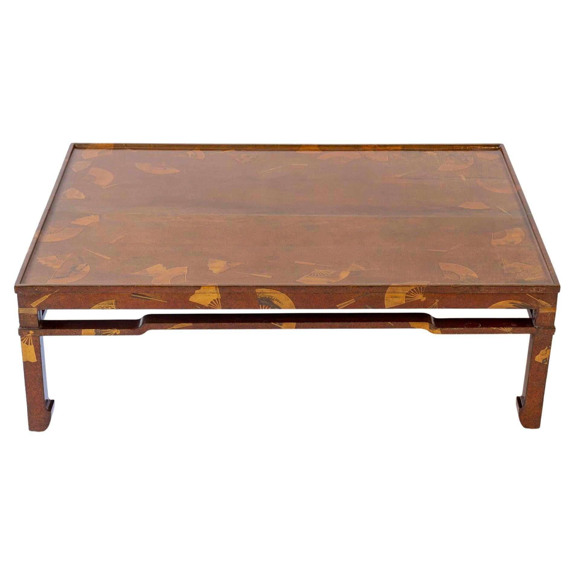 Zataku (table basse) en laque japonaise du XIXe siècle avec motif d
éventail dispersé en vente