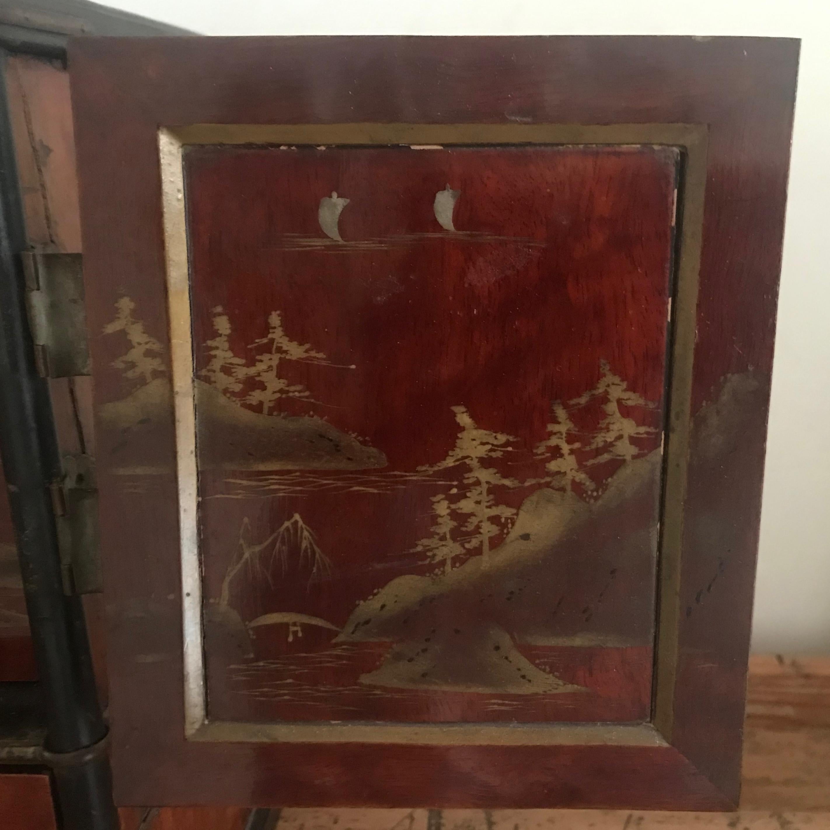 19th Century Japanese Lacquered Smoking Box /Tansu for Opium For Sale 6