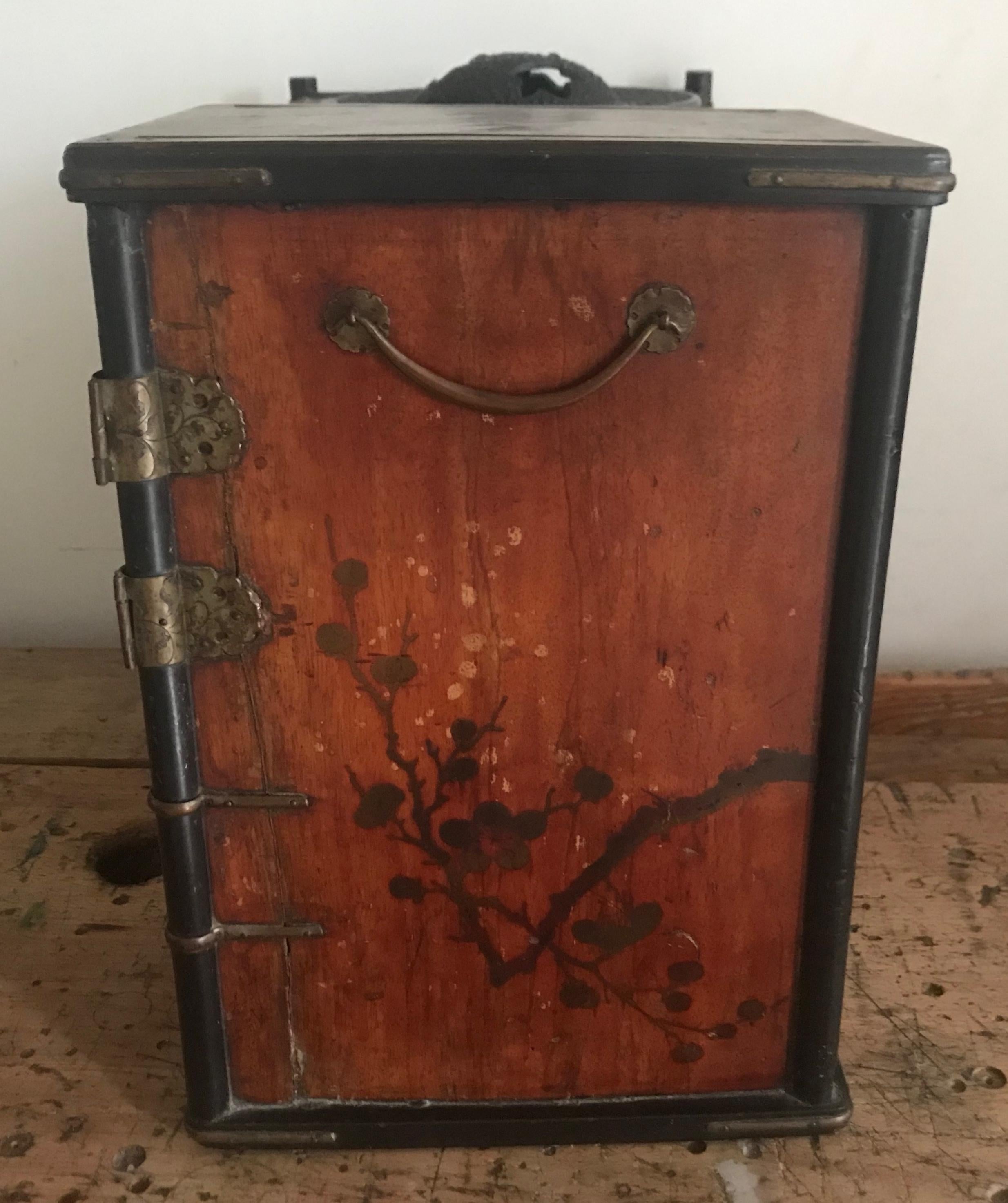 19th Century Japanese Lacquered Smoking Box /Tansu for Opium For Sale 1