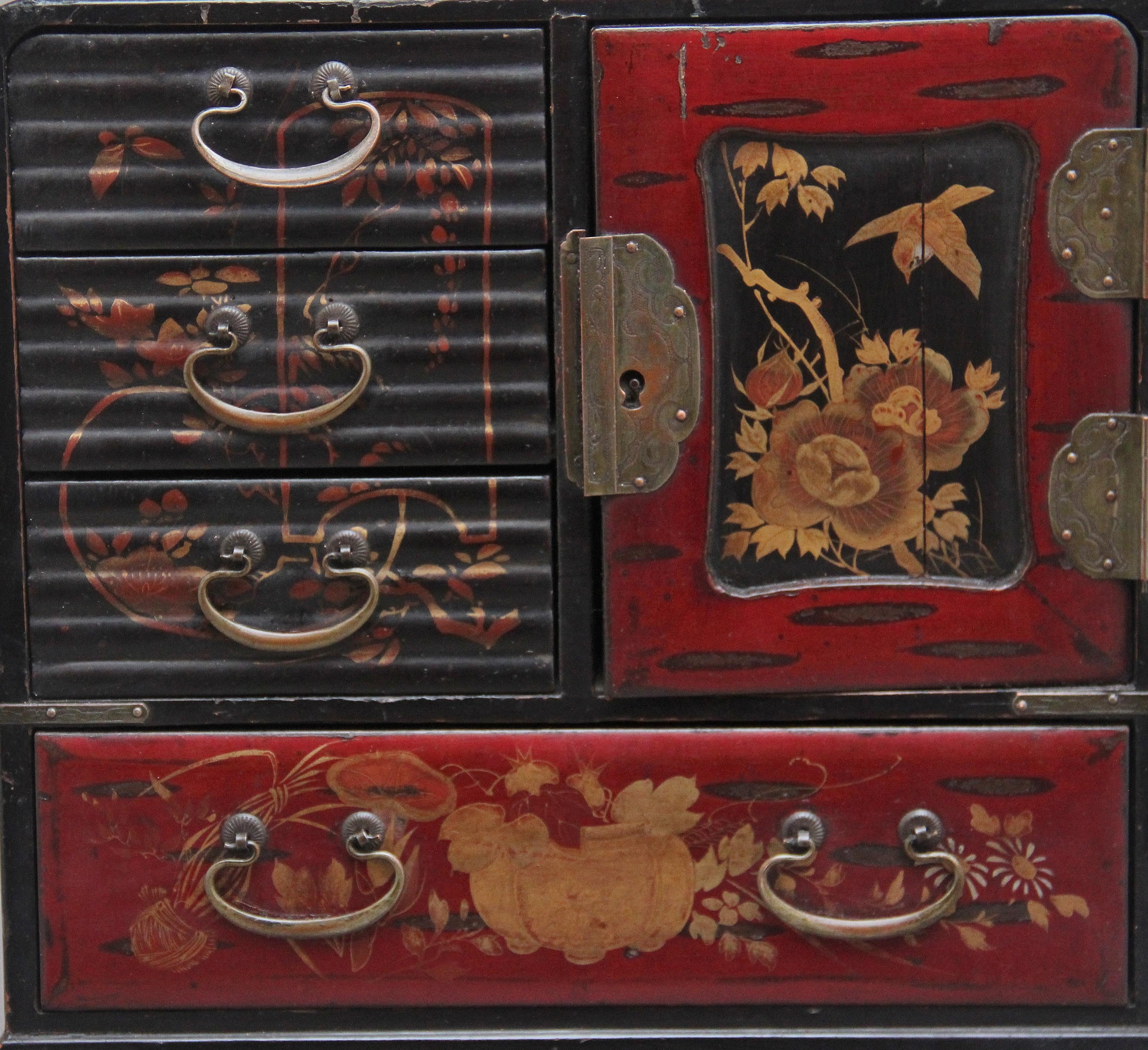 19th Century Japanese lacquered table cabinet from the Meiji period 4