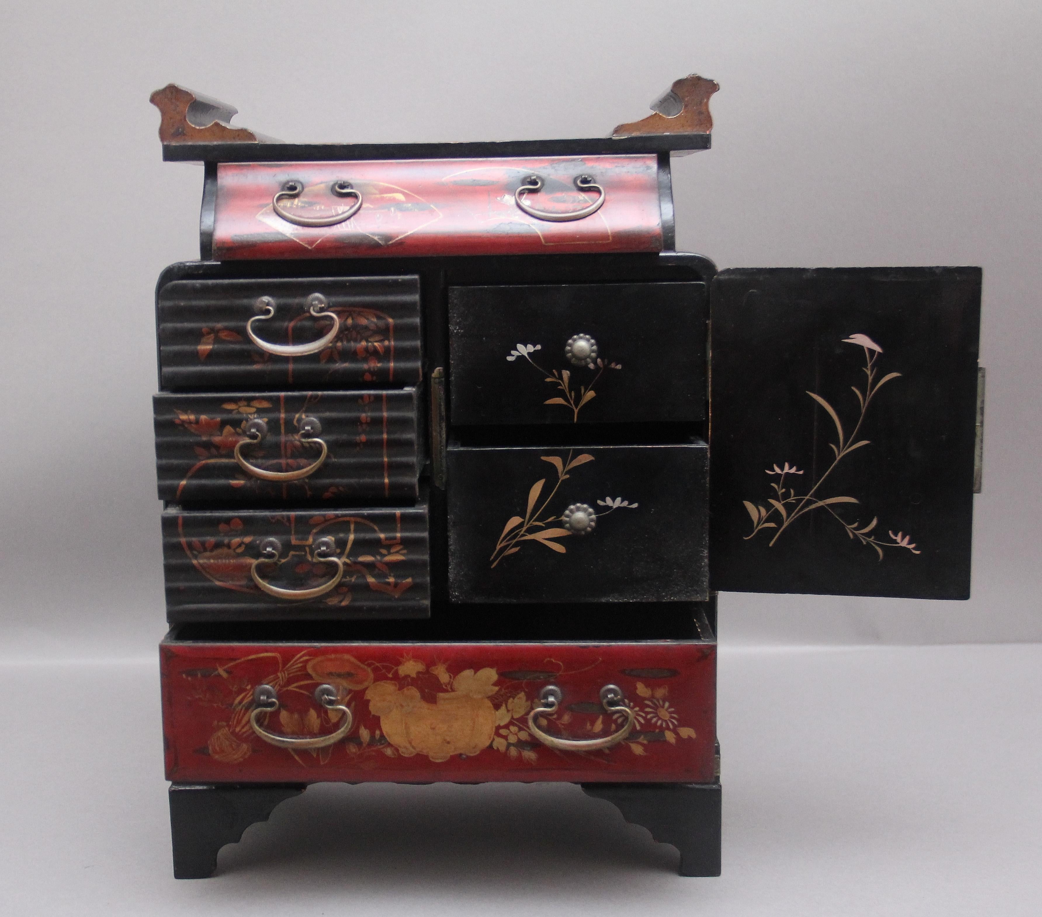 19th Century Japanese lacquered table cabinet from the Meiji period In Good Condition In Martlesham, GB