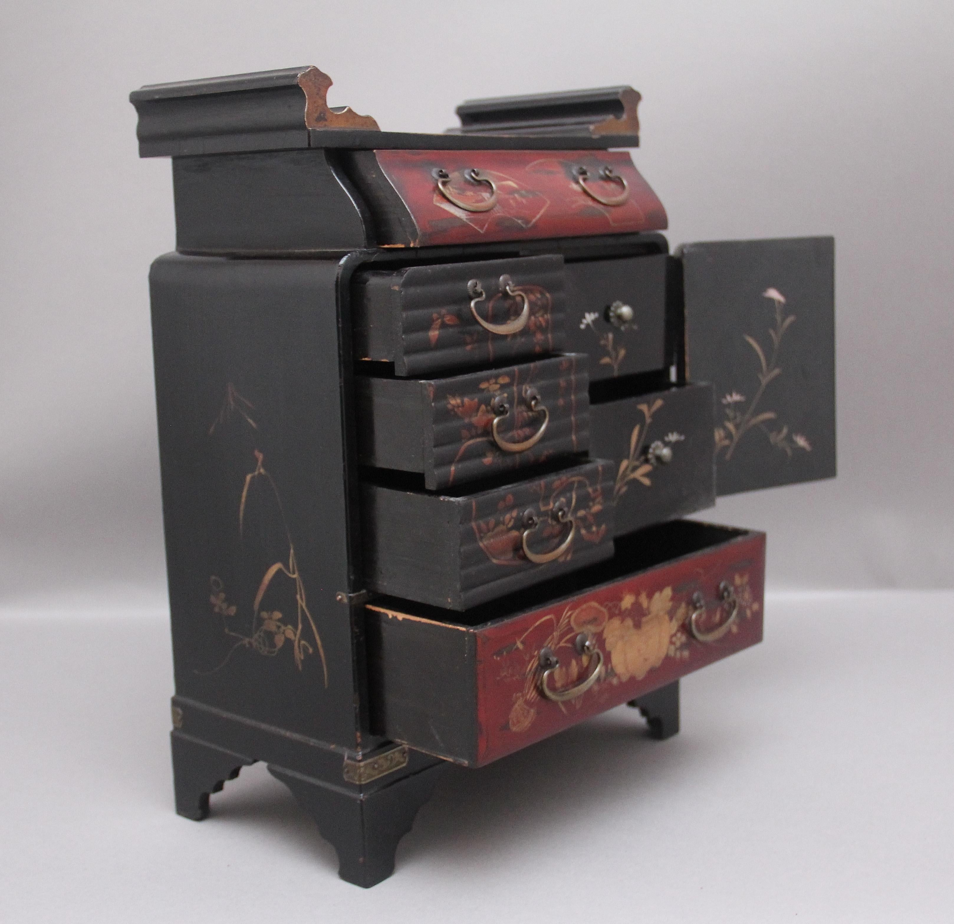Late 19th Century 19th Century Japanese lacquered table cabinet from the Meiji period