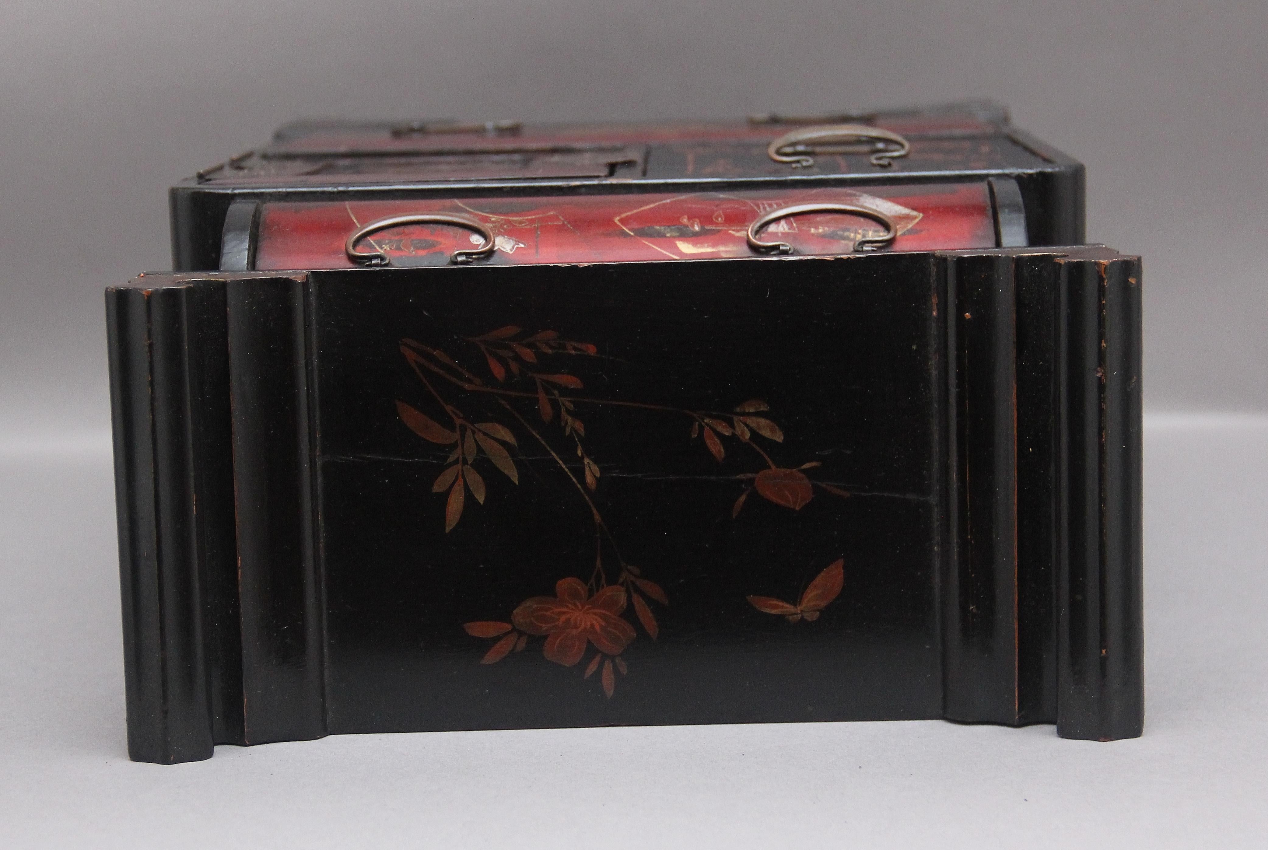 19th Century Japanese lacquered table cabinet from the Meiji period 3