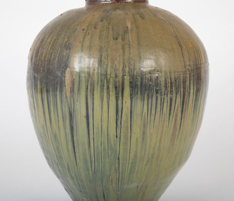 19th Century Japanese Large Scale Green Glazed Ceramic Storage Jar In Good Condition For Sale In Stamford, CT