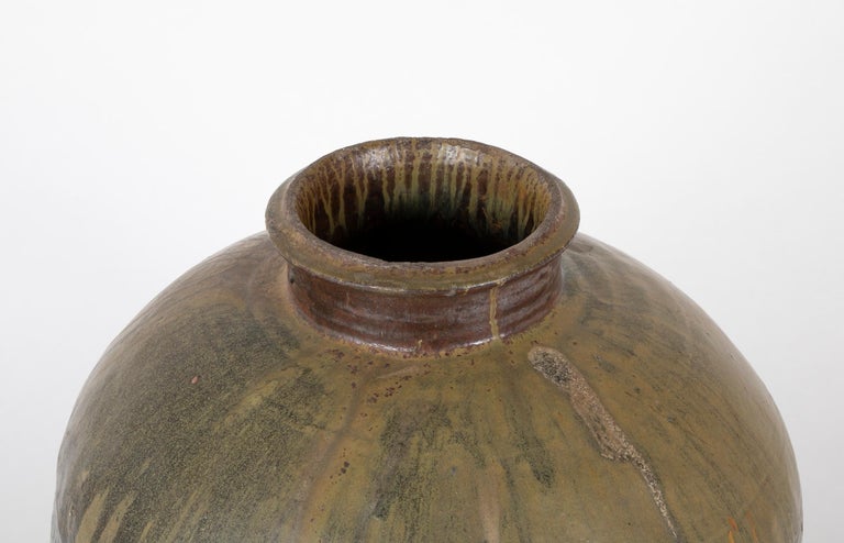 19th Century Japanese Large Scale Green Glazed Ceramic Storage Jar For Sale 1