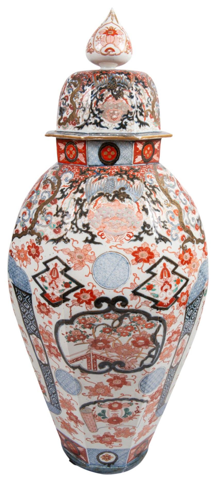 A very good quality 19th century Japanese Imari lidded vase, having the classical orange and blue ground, a tulip like finial to the lid, various motif and scrolling foliate decoration to the whole, inset hand painted panels depicting birds of prey