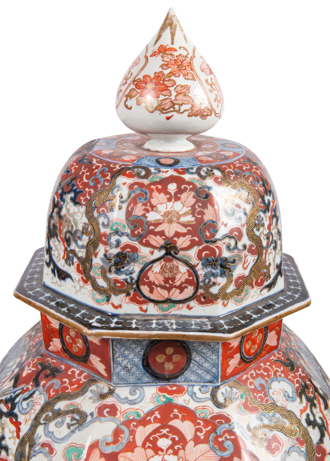 19th Century Japanese Lidded Imari Vase In Good Condition In Brighton, Sussex
