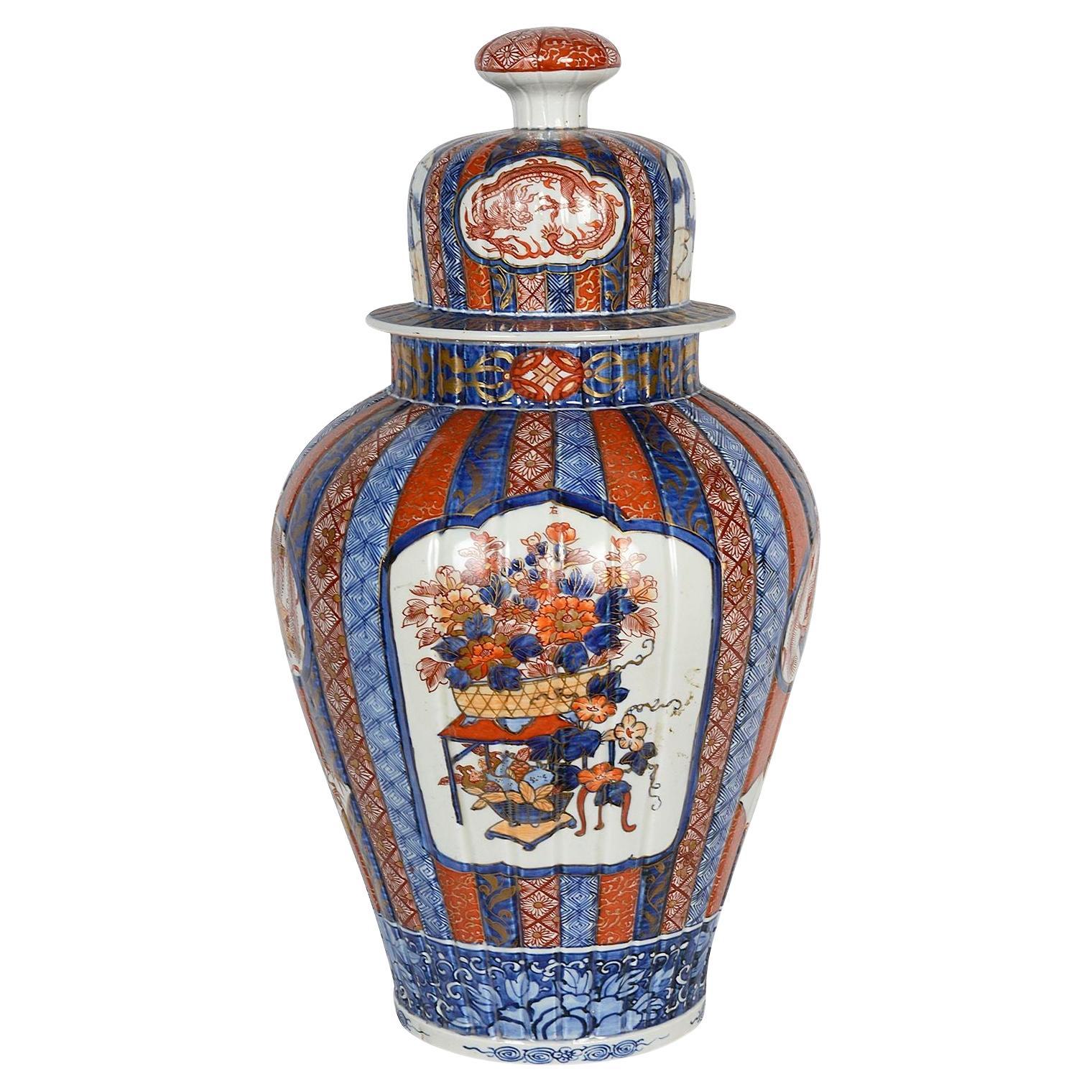 Japanische Imari-Vase mit Deckel aus dem 19. Jahrhundert.