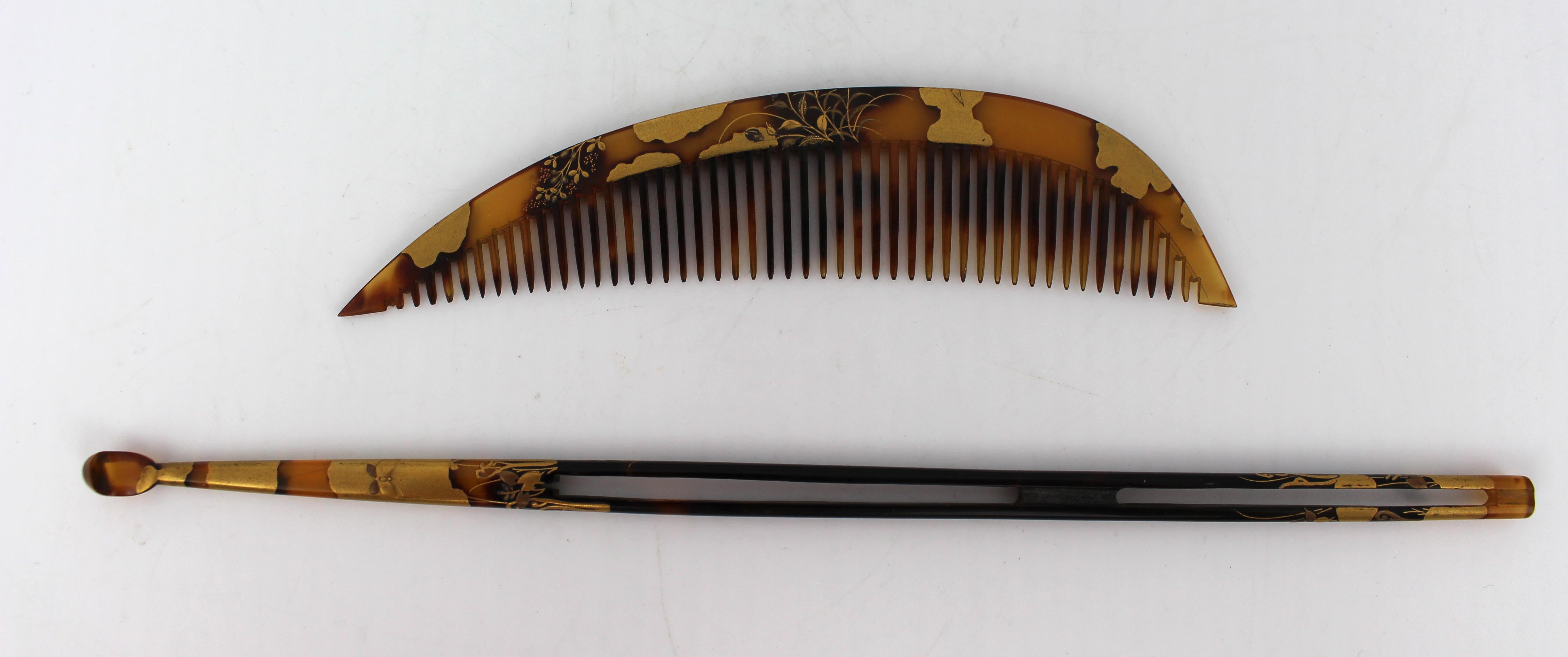 Set d'ornements de cheveux japonais Makie Kushi et Kanzashi du 19e siècle

Ensemble de kushi (peigne) et de kanzashi (épingle à cheveux) japonais du XIXe siècle, en écaille de tortue ou matériau similaire, décoré selon la technique makie avec de la