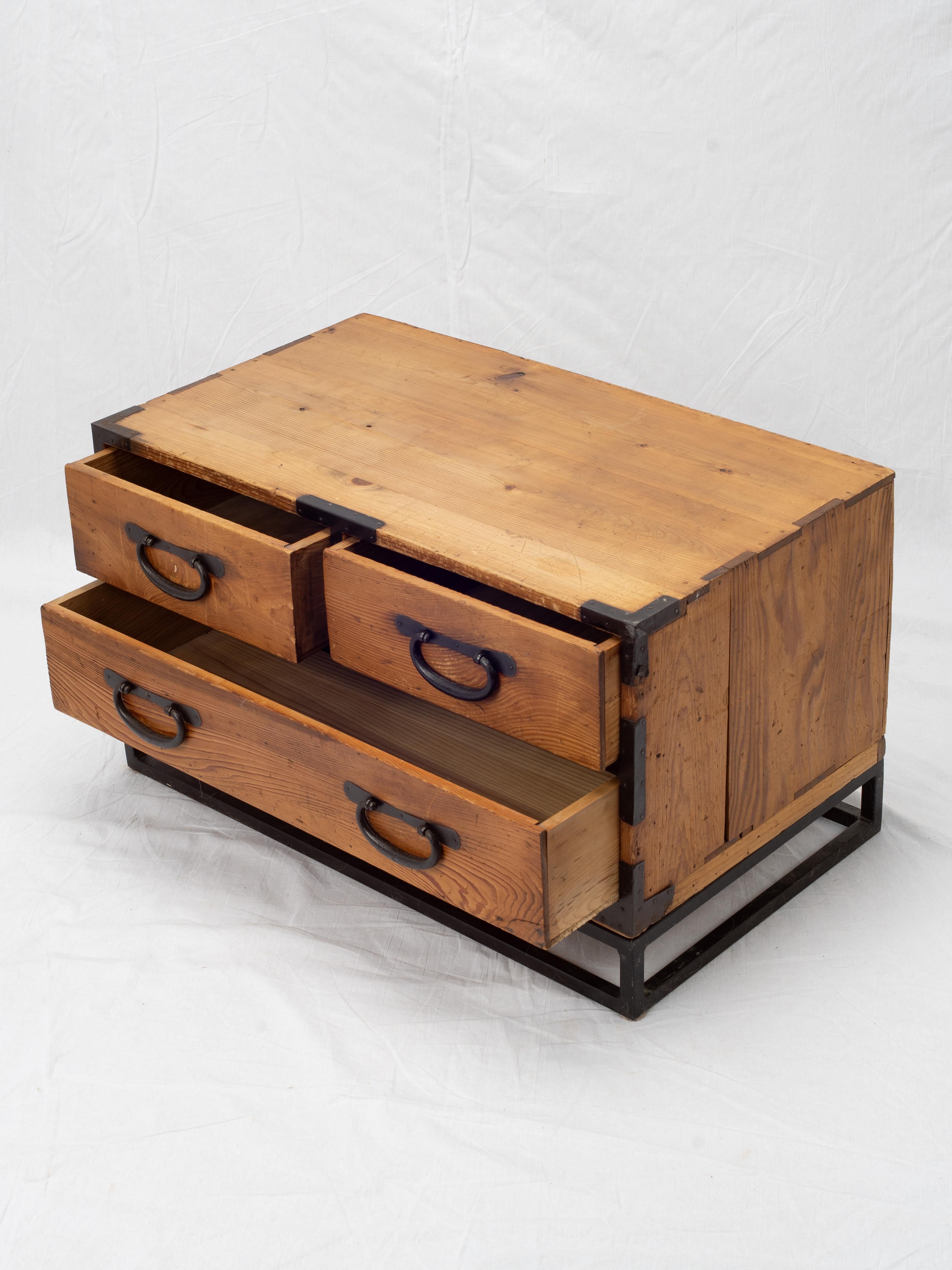 Arcón para Ropa Tansu de la Era Meiji Japonesa del Siglo XIX Sobre Soporte de Hierro en venta 5