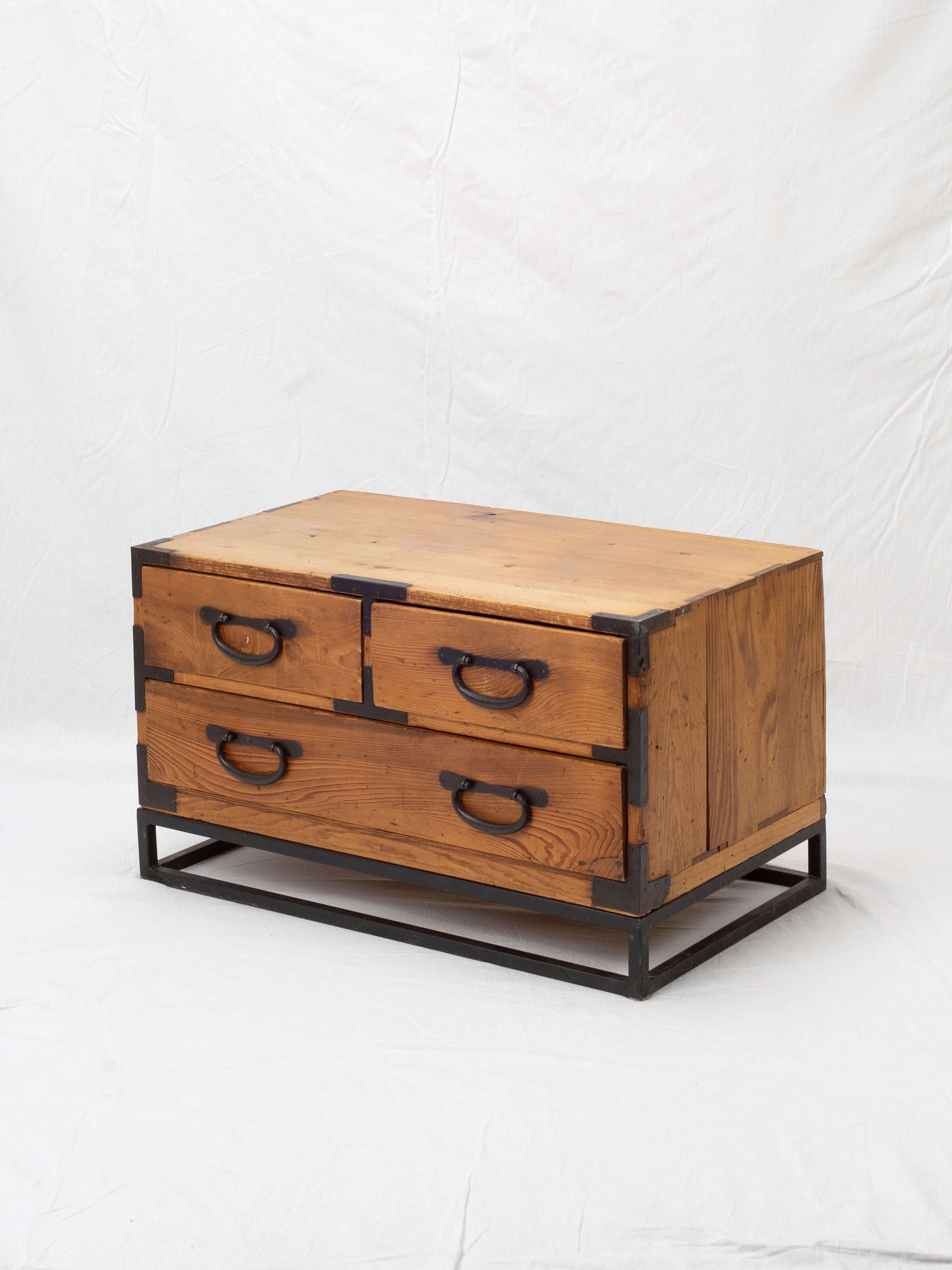 Arcón para Ropa Tansu de la Era Meiji Japonesa del Siglo XIX Sobre Soporte de Hierro Japonés en venta