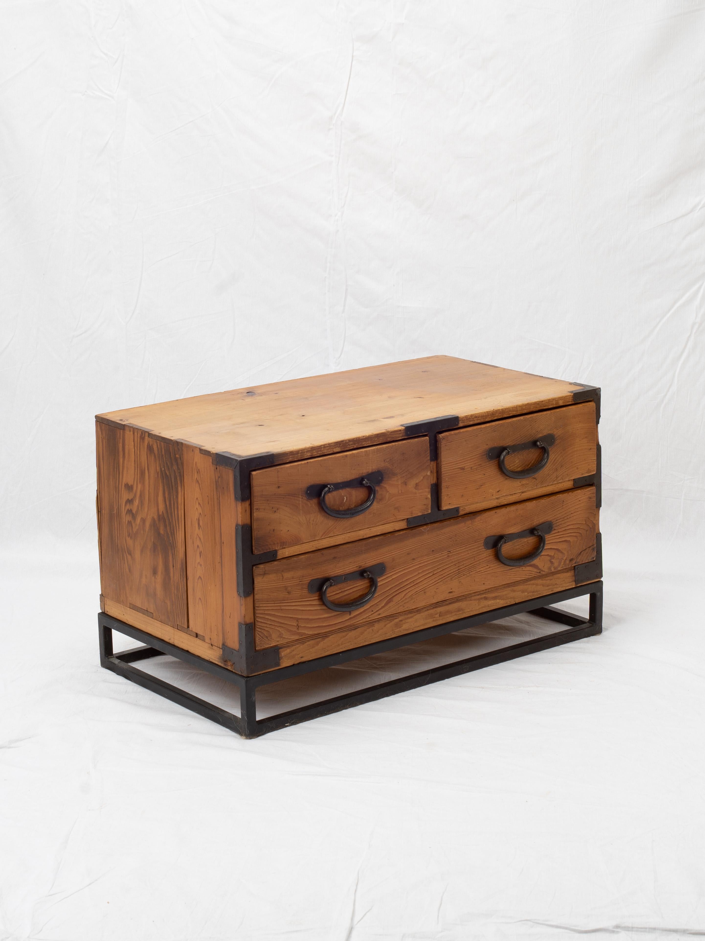 Arcón para Ropa Tansu de la Era Meiji Japonesa del Siglo XIX Sobre Soporte de Hierro Carpintería en venta