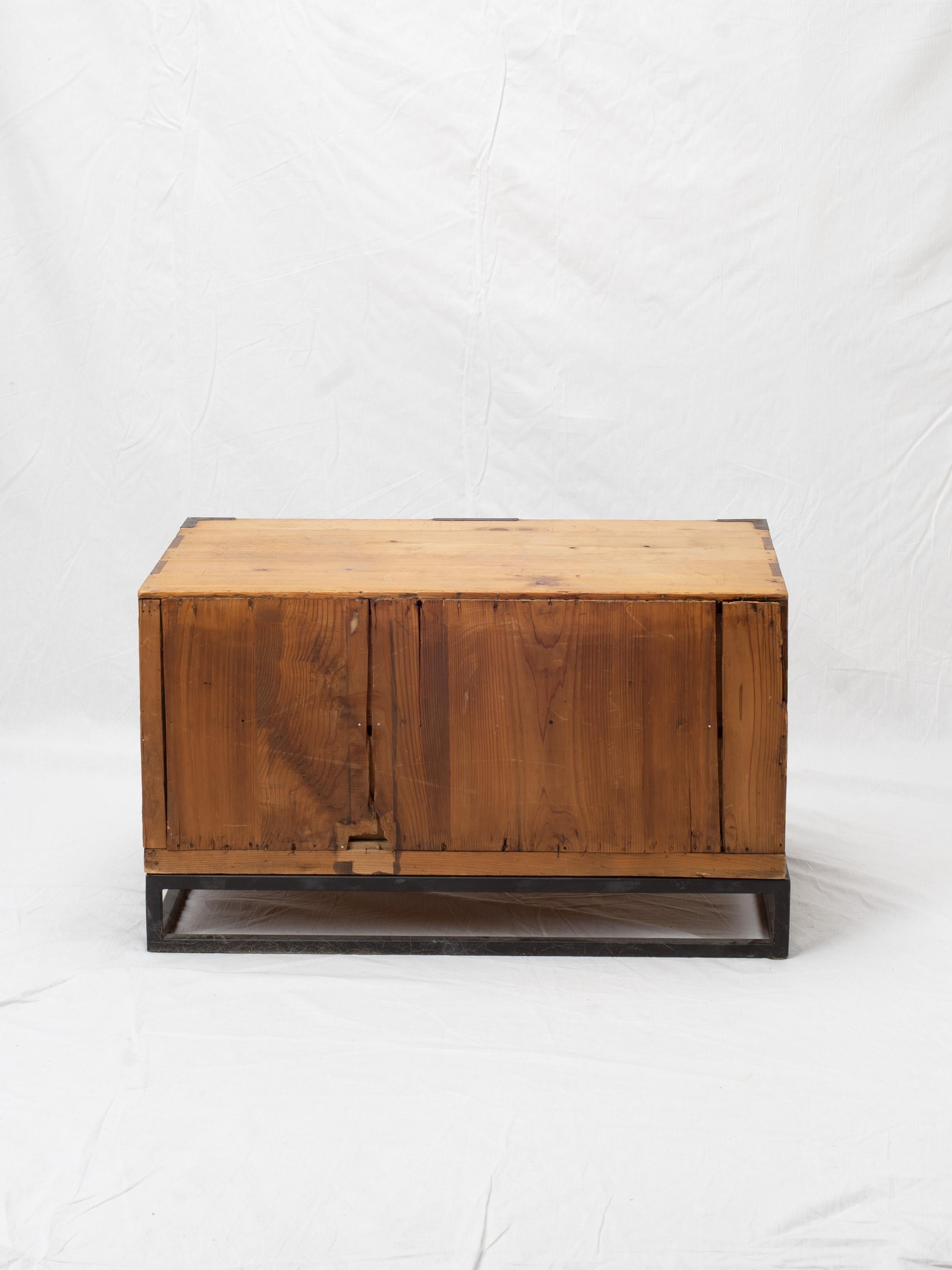 Arcón para Ropa Tansu de la Era Meiji Japonesa del Siglo XIX Sobre Soporte de Hierro en Bueno estado para la venta en Fort Collins, CO